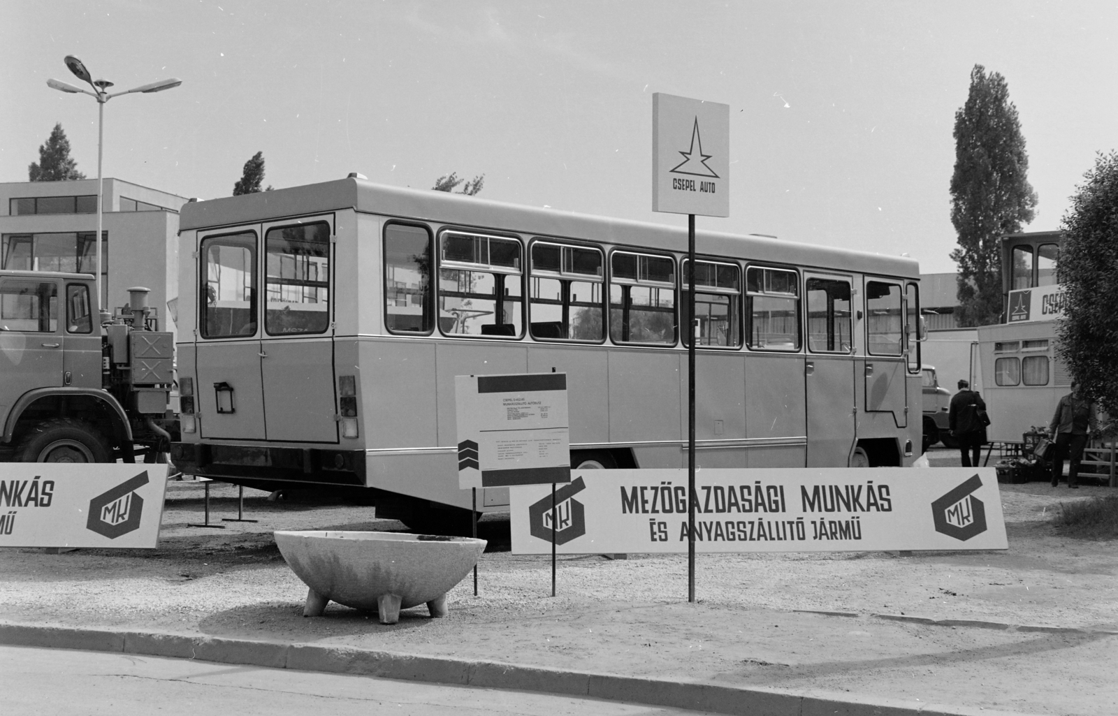 Magyarország, Budapesti Nemzetközi Vásár, Budapest X., Albertirsai úti vásárterület. A Kecskeméti Mezőgép Vállalat Csepel-alvázra épített MMF-100 jelzésű munkásszállító autóbusza., 1974, FŐFOTÓ, Budapest, Fortepan #206615