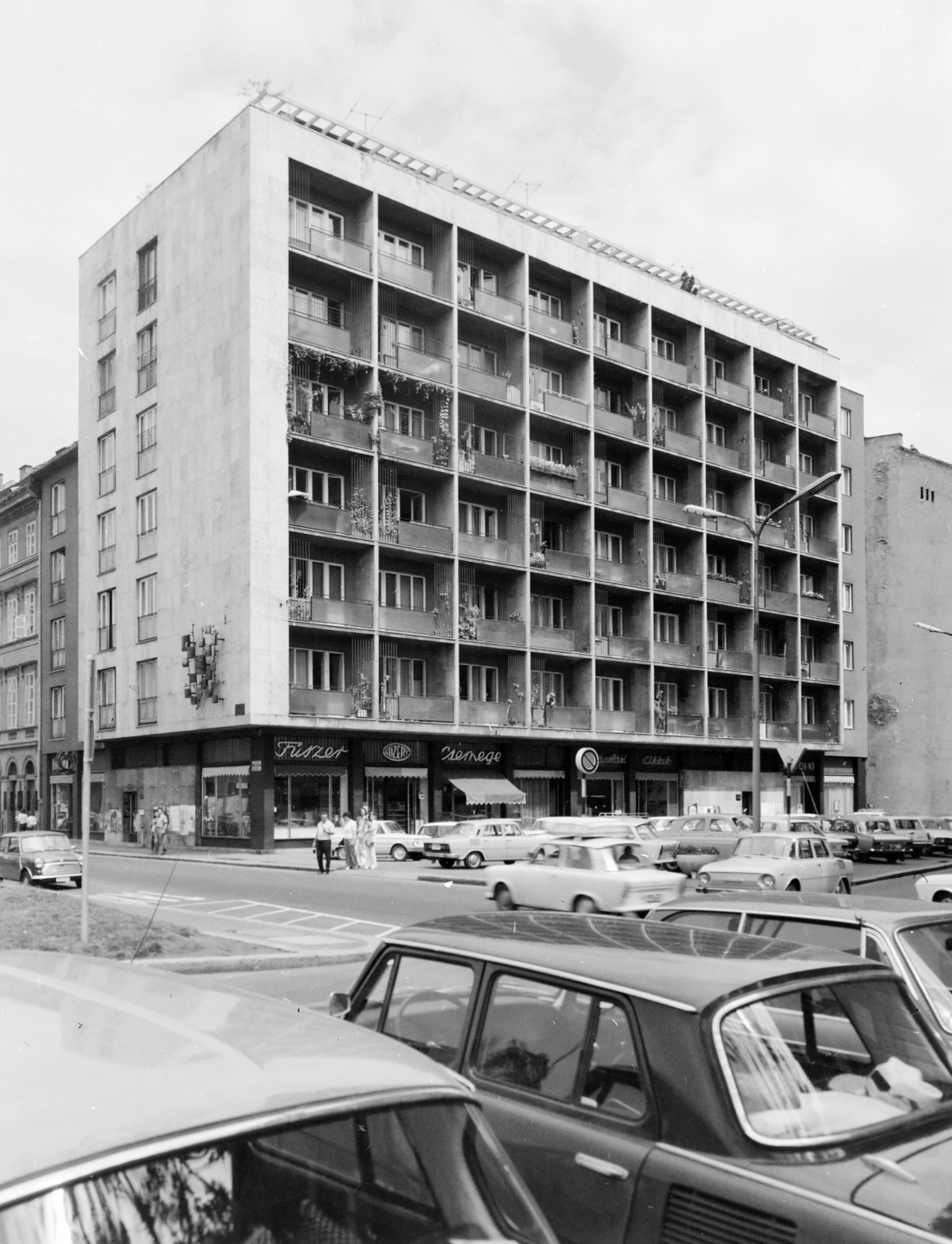 Magyarország, Budapest V., Petőfi tér, szemben a Régi posta utca 2-es számú ház., 1974, FŐFOTÓ, Budapest, BMC Mini, Fortepan #206622