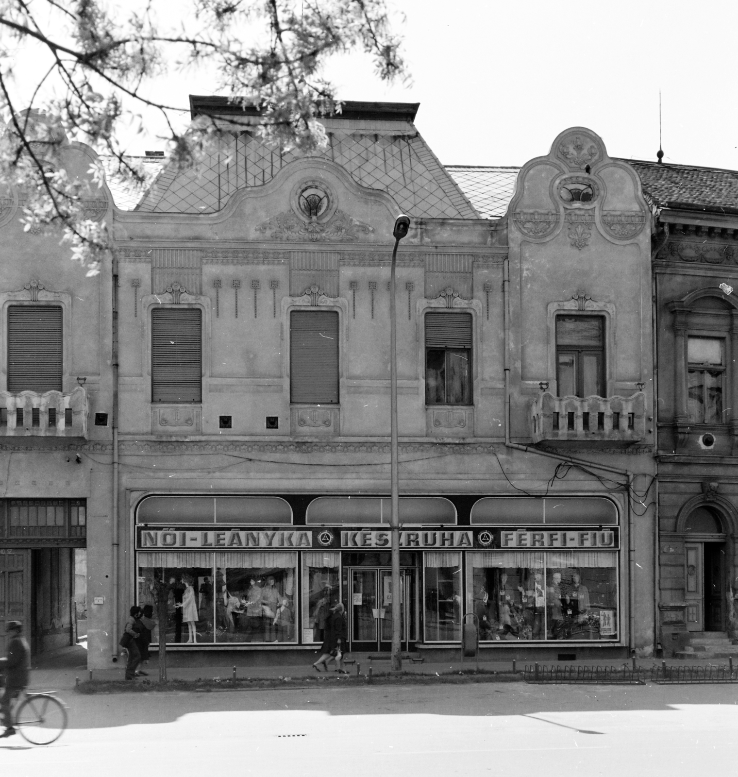 Magyarország, Nagykőrös, Szabadság tér, a 9-es számú ház., 1974, FŐFOTÓ, kerékpár, kerékpár tároló, Fortepan #206632