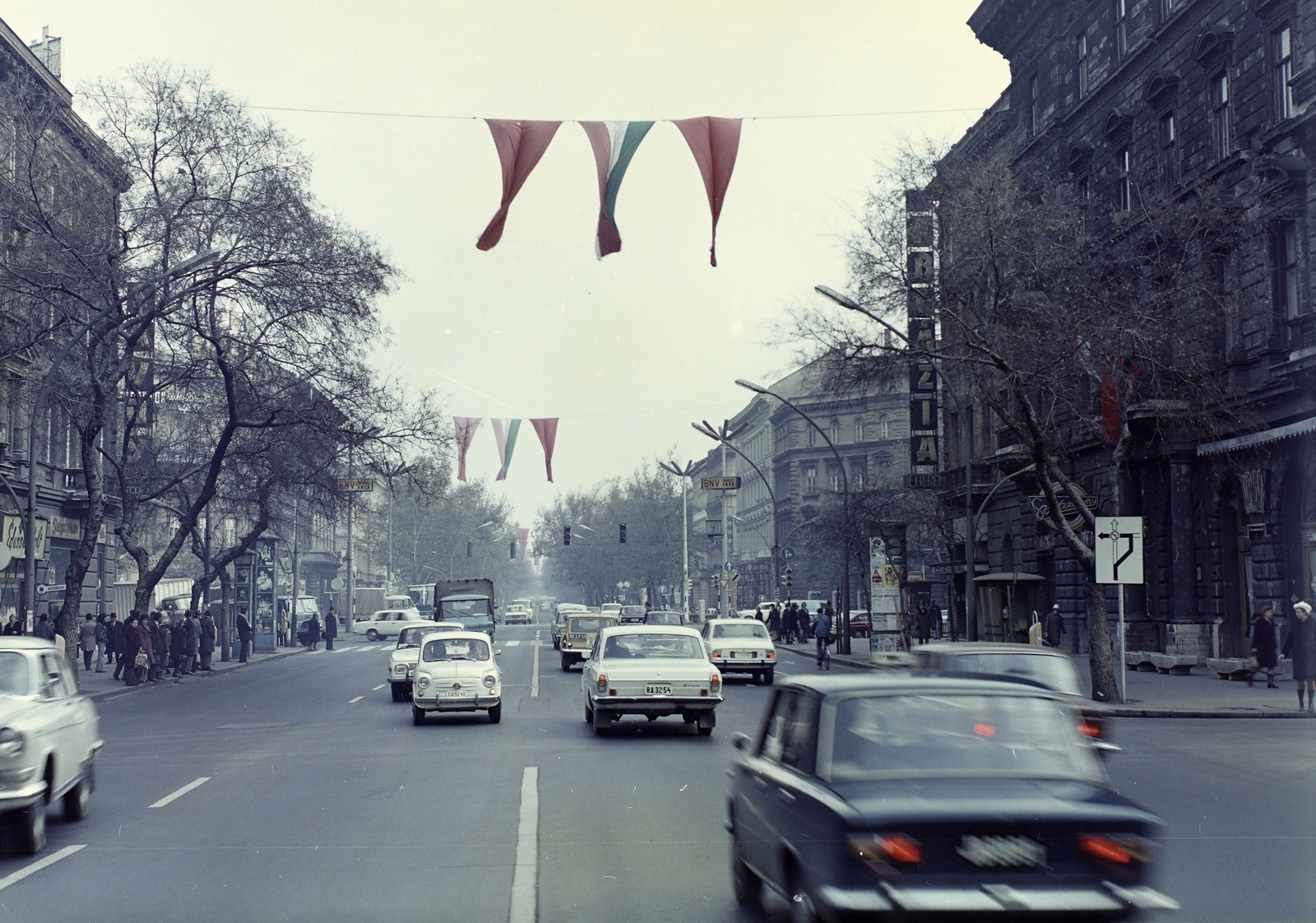 Magyarország, Budapest VI., Andrássy út (Népköztársaság útja) a Liszt Ferenc tértől az Oktogon (November 7. tér) felé nézve., 1974, FŐFOTÓ, Budapest, Peugeot 504, rendszám, GAZ 24 Volga, Fortepan #206649