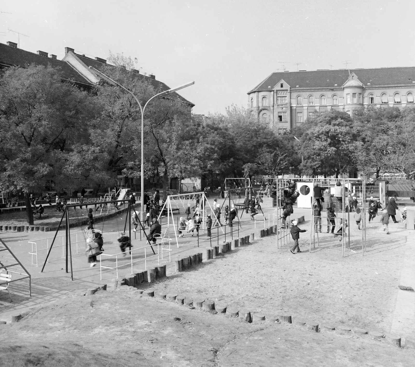 Magyarország, Budapest VII., Klauzál tér. játszótér, háttérben a Kis Diófa utca sarkán álló ház látszik., 1974, FŐFOTÓ, Budapest, Fortepan #206652