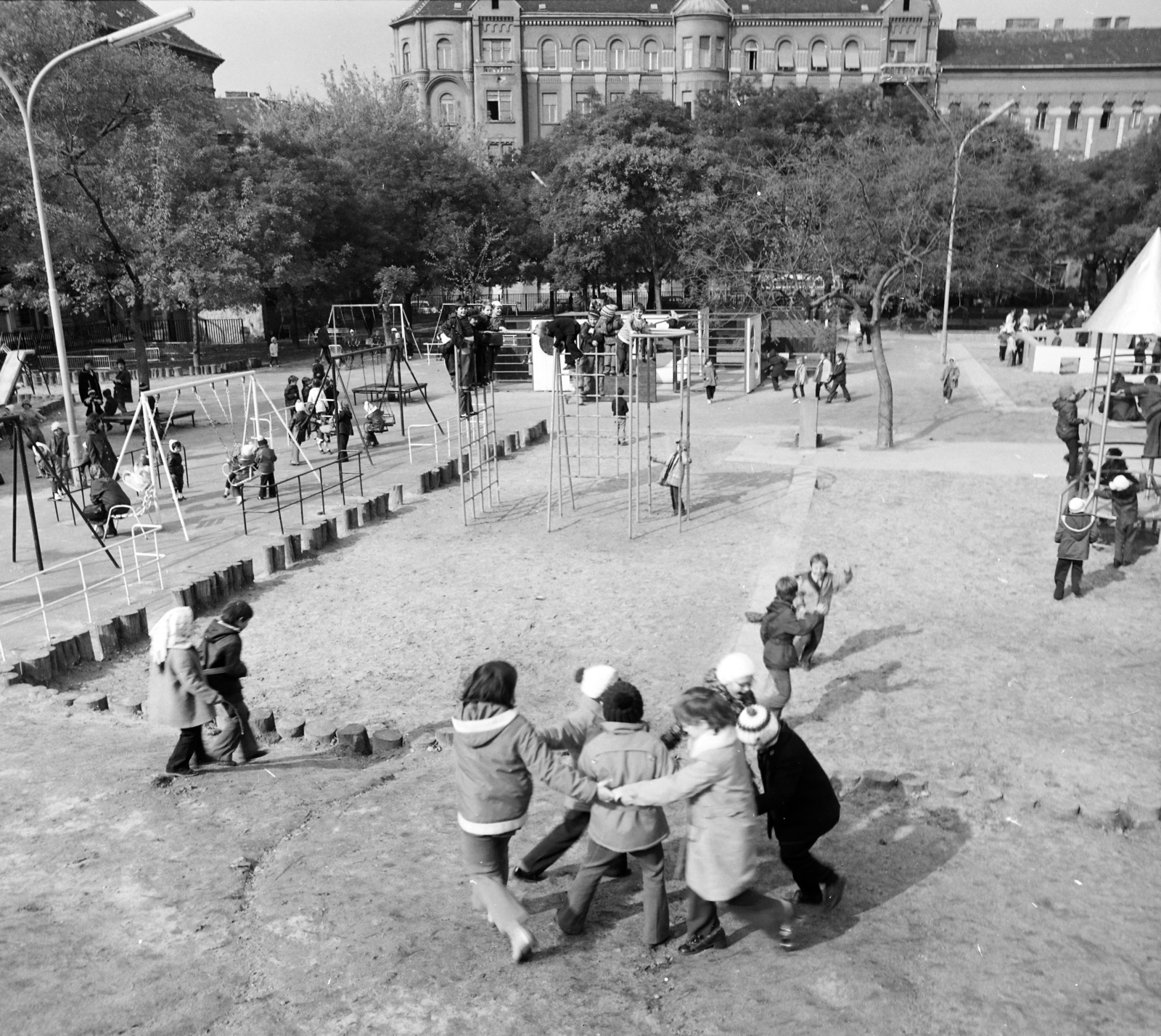 Hungary, Budapest VII., Klauzál tér. játszótér, háttérben a Kis Diófa utca sarkán álló ház látszik., 1974, FŐFOTÓ, playground, monkey bar, Budapest, Fortepan #206654