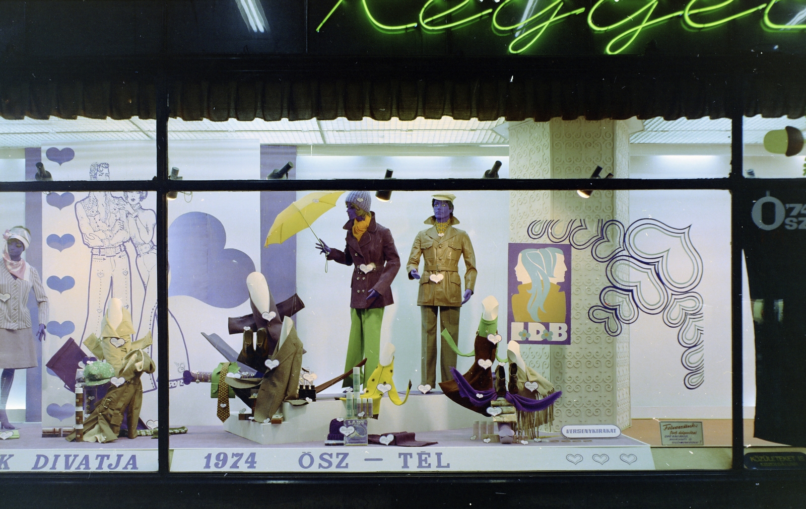 Hungary, Budapest VII., Rákóczi út 36., a Lottó Áruház kirakata., 1974, FŐFOTÓ, colorful, Show window, Budapest, mannequin, neon sign, Fortepan #206656