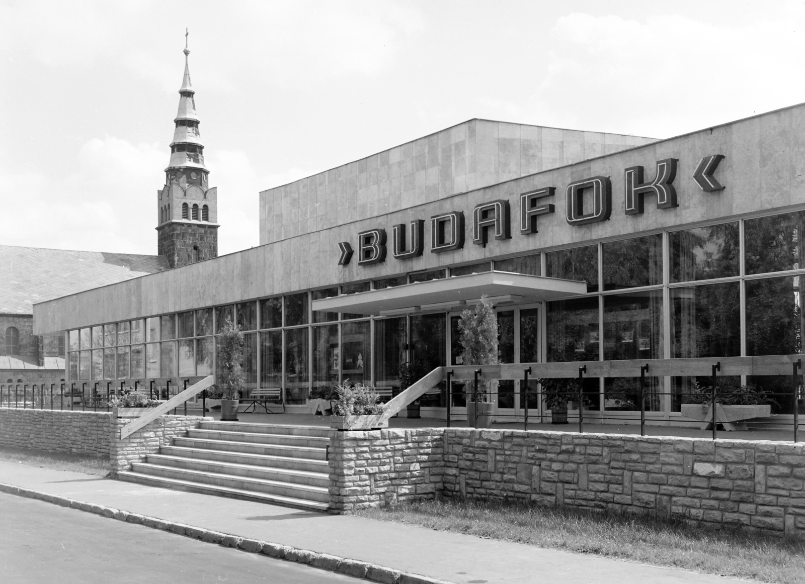 Hungary, Budapest XXII., Budafok, Mária Terézia (Rózsa Richárd) utca 5-7., Budafok Mozi. Balra a háttérben az evangélikus templom., 1974, FŐFOTÓ, movie theater, Budapest, Fortepan #206670