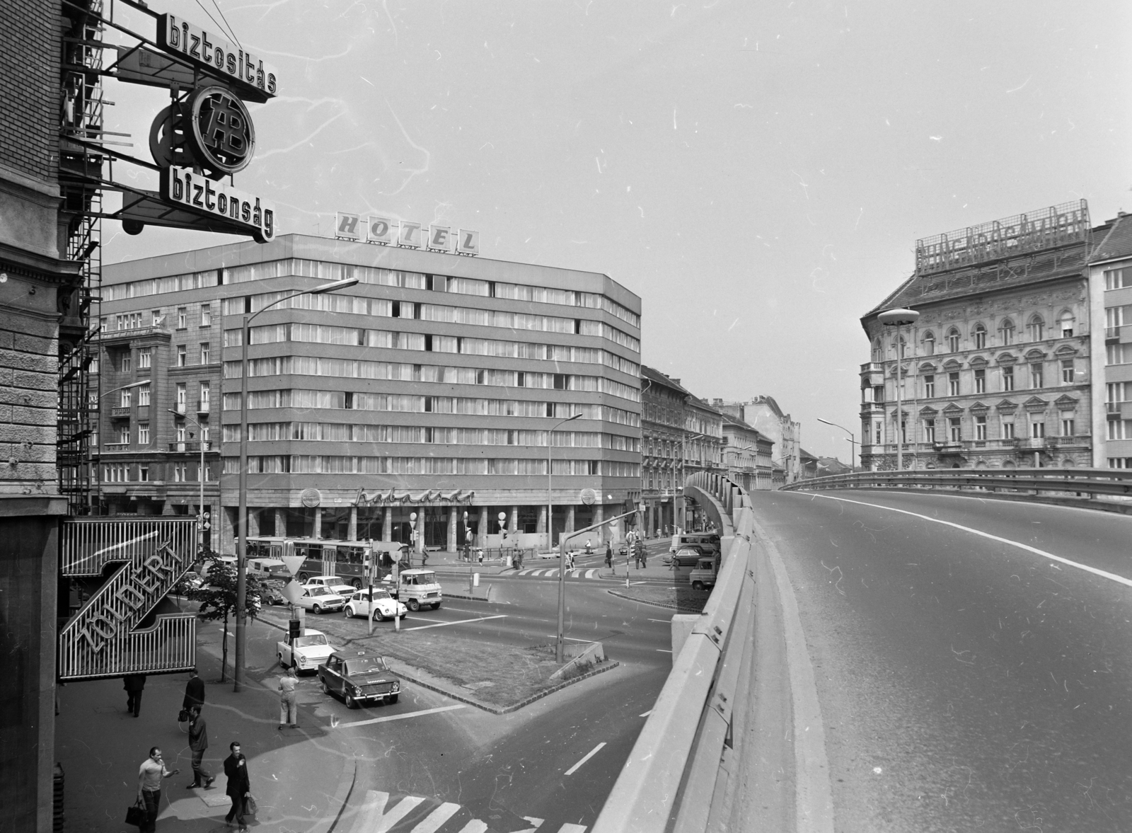 Magyarország, Budapest VIII.,Budapest VII., Baross tér, a Fiumei (Mező Imre) úttól a Rottenbiller utca felé vezető felüljáró, balra a Szabadság szálló., 1975, FŐFOTÓ, felüljáró, Budapest, Fortepan #206679