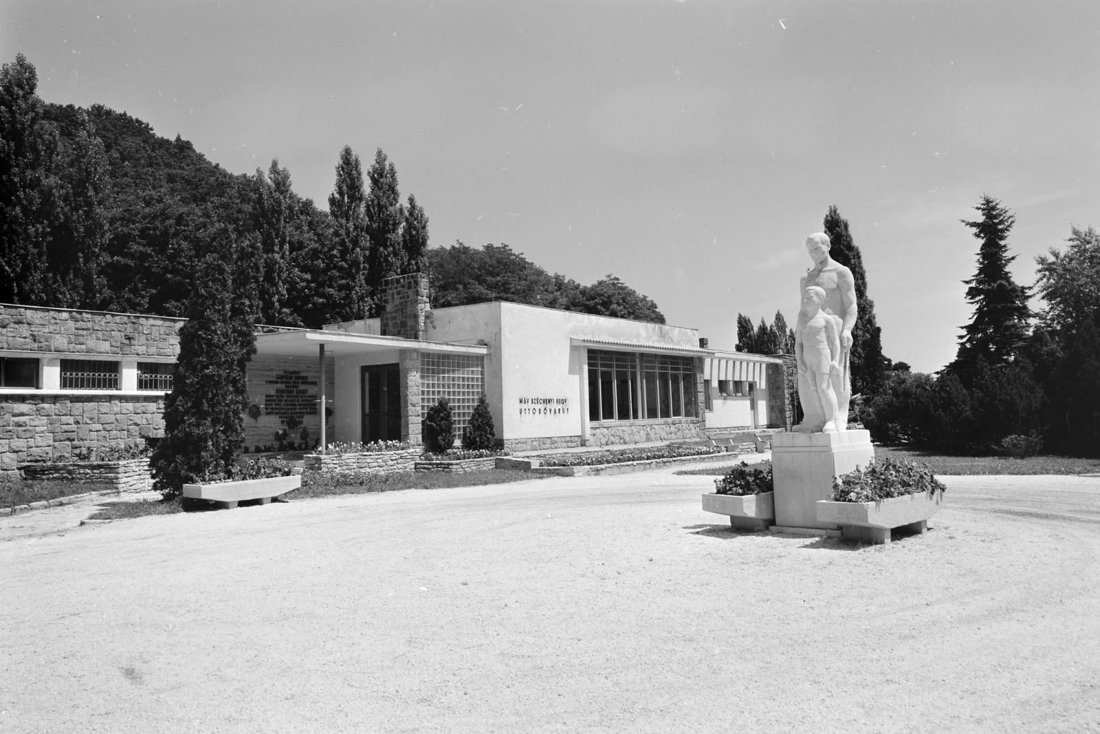 Hungary, Budapest II., Gyermekvasút (Úttörővasút) Szépjuhászné (Ságvári liget) állomás. Előtérben a Munkás gyermekkel című szobor, Kovács Ferenc, Rozbora Béla és Kucs Béla közös alkotását 1950-ben avatták fel., 1975, FŐFOTÓ, Budapest, Fortepan #206685