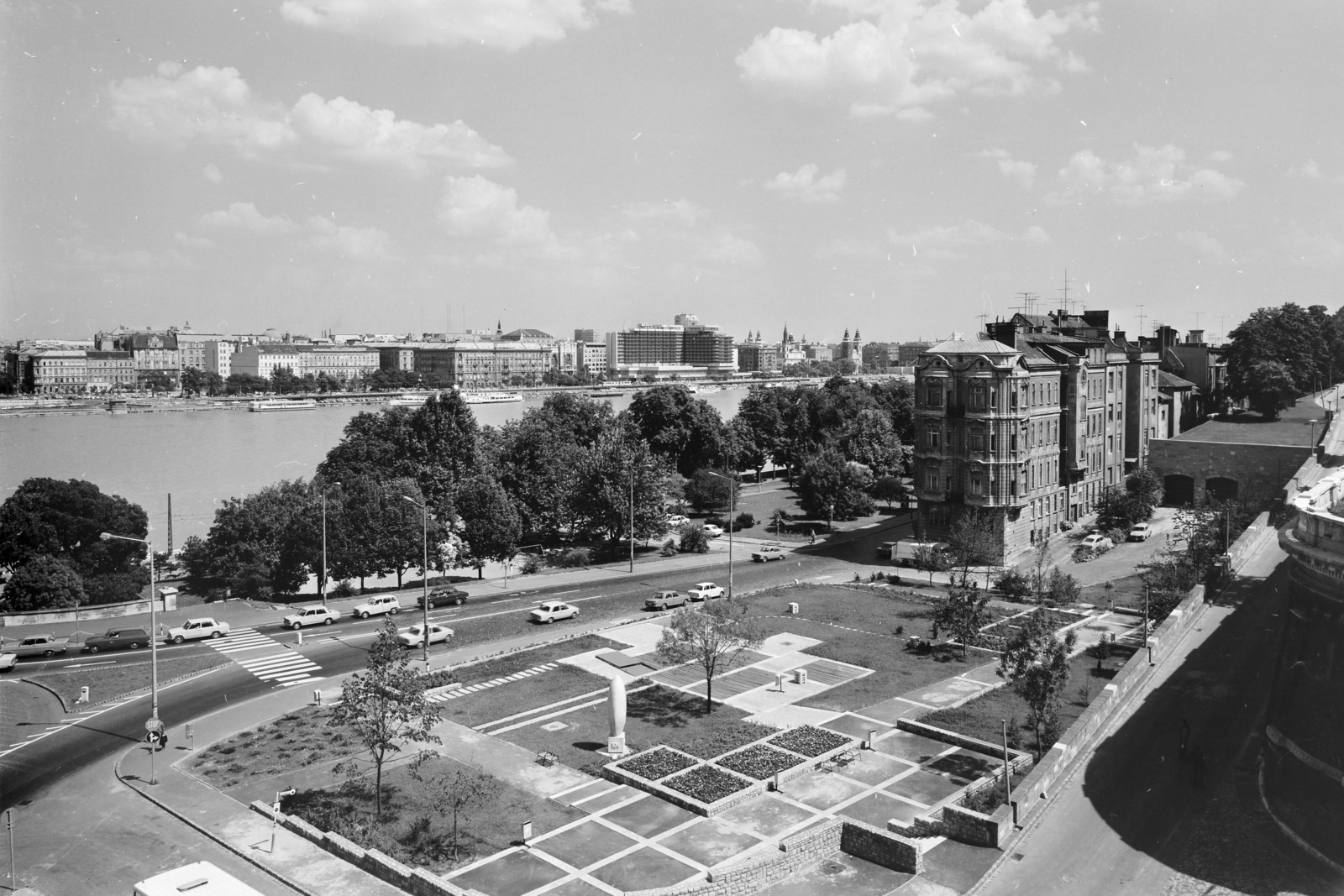 Hungary, Budapest I., kilátás az Alagút tetejéről a Duna felé, előtérben a Clark Ádám téren a "0" kilométerkő., 1975, FŐFOTÓ, Budapest, Fortepan #206686