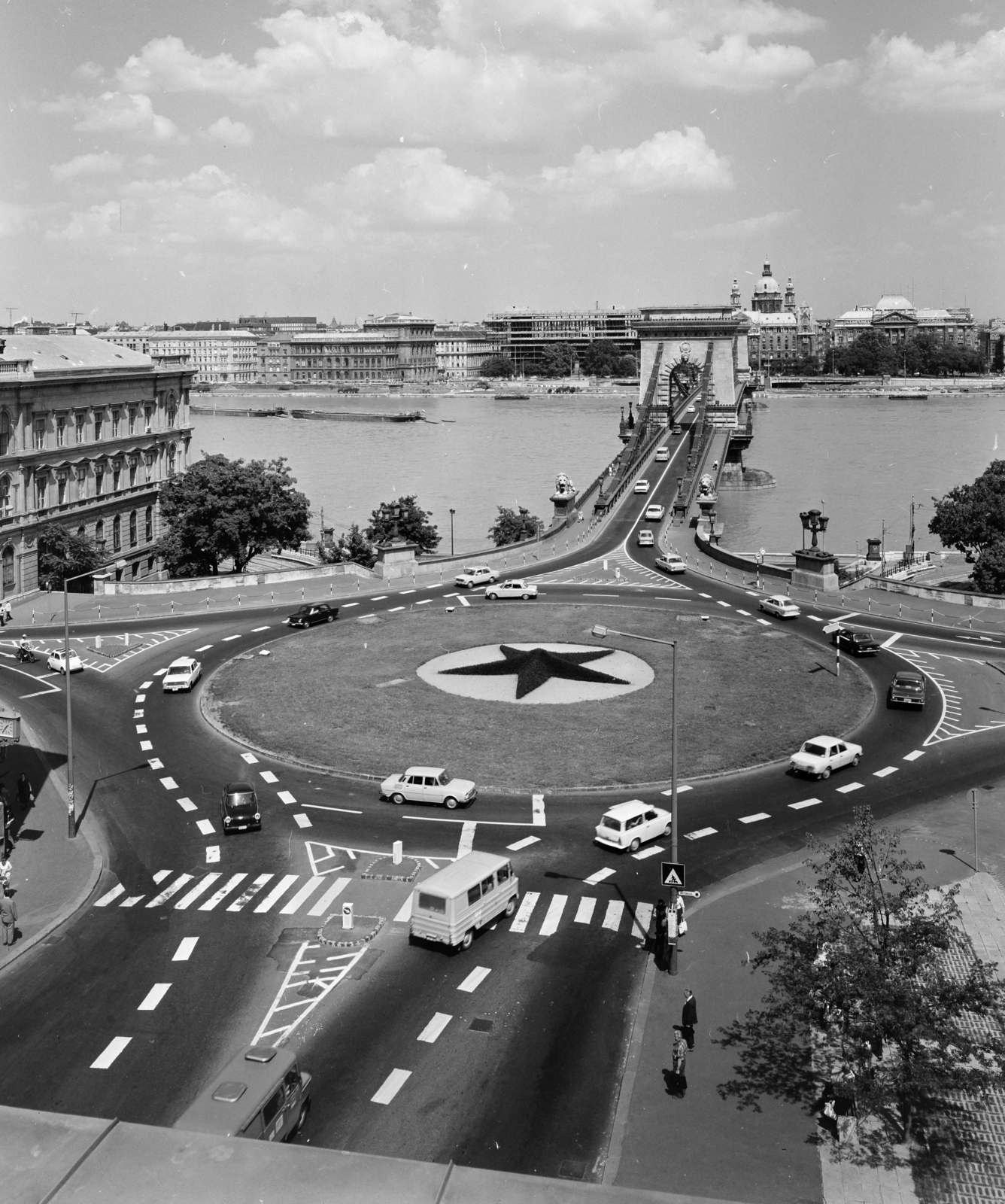 Hungary, Budapest I., Clark Ádám tér, szemben a Széchenyi Lánchíd., 1975, FŐFOTÓ, Red Star, roundabout, Budapest, crosswalk, Fortepan #206689