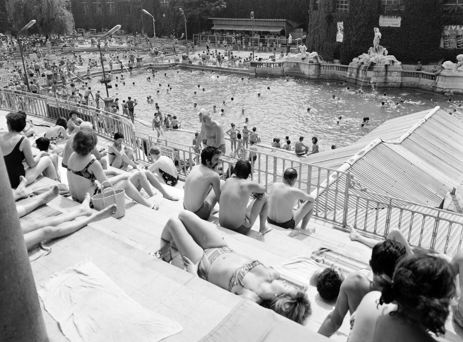 Hungary, Budapest XIV., Széchenyi fürdő., 1975, FŐFOTÓ, beach, bathing suit, sunbathe, Budapest, Fortepan #206693