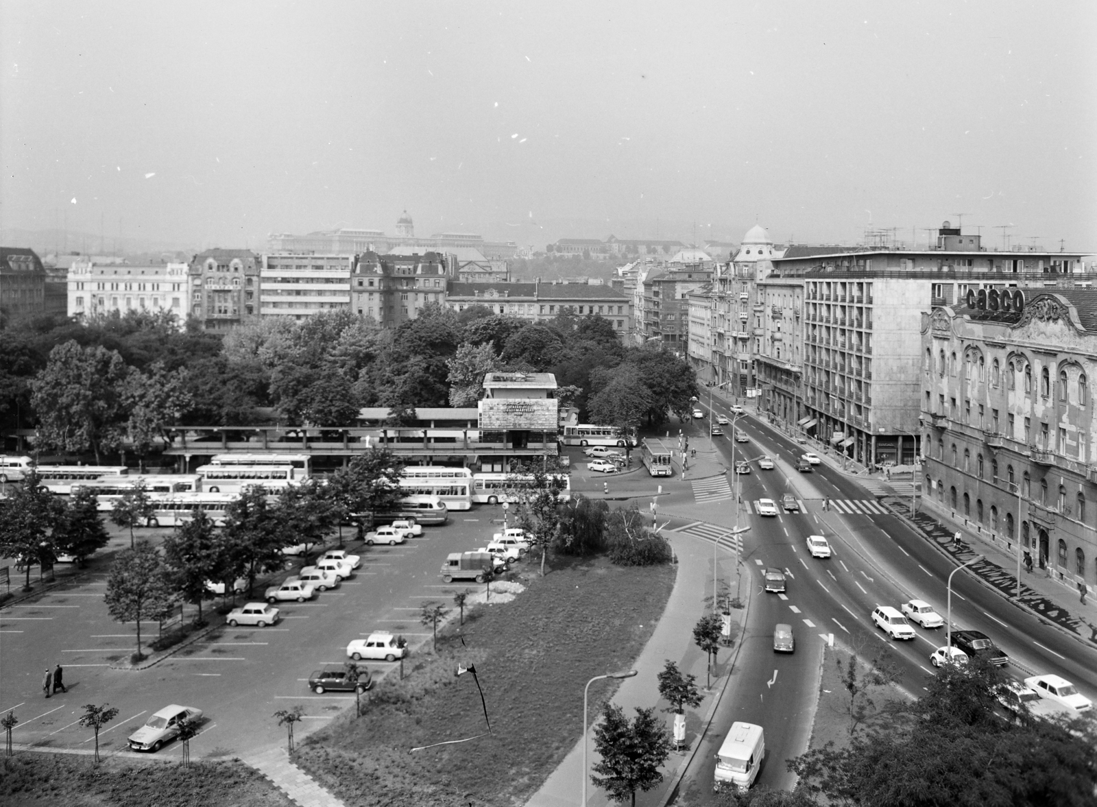 Hungary, Budapest V., az Erzsébet (Engels) téri parkoló és VOLÁNBUSZ pályaudvar a Bajcsy-Zsilinszky út felől nézve. Jobbra a József Attila utca házsora., 1975, FŐFOTÓ, Budapest, car park, Fortepan #206697