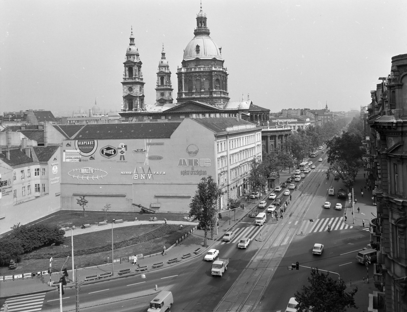 Magyarország, Budapest V., kilátás a Bazilika felé, előtérben a József Attila utca - Bajcsy Zsilinszky út sarkán a beépítésre váró lévő üres telek., 1975, FŐFOTÓ, Bazilika, tűzfal, foghíj telek, Budapest, Fortepan #206699