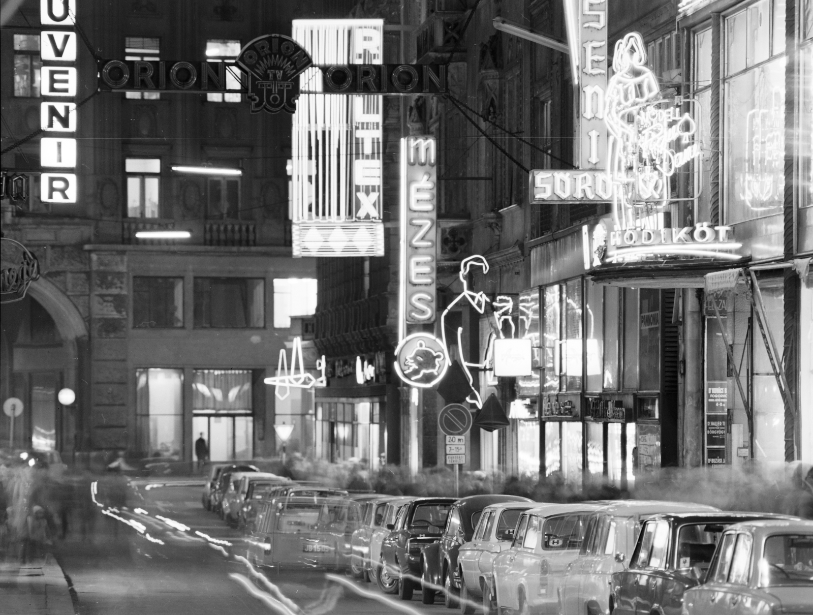 Hungary, Budapest V., Kígyó utca a Ferenciek tere (Felszabadulás tér) felől a Váci utca felé nézve., 1975, FŐFOTÓ, Budapest, night, Fortepan #206708