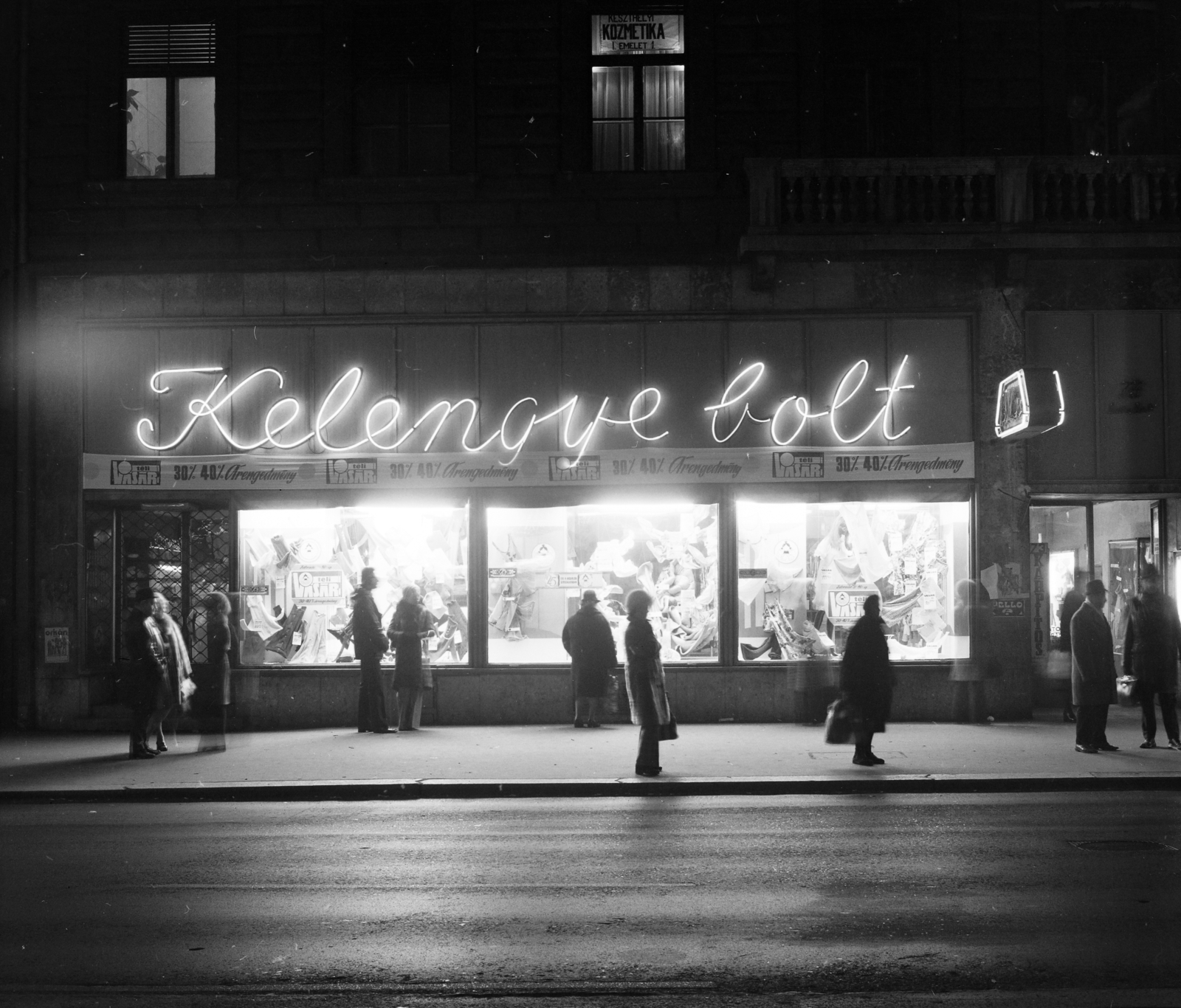 Hungary, Budapest VI., Teréz körút 19. (Lenin körút 73.), Kelengye bolt., 1975, FŐFOTÓ, Budapest, Best of, Röltex-brand, neon sign, night, Fortepan #206712