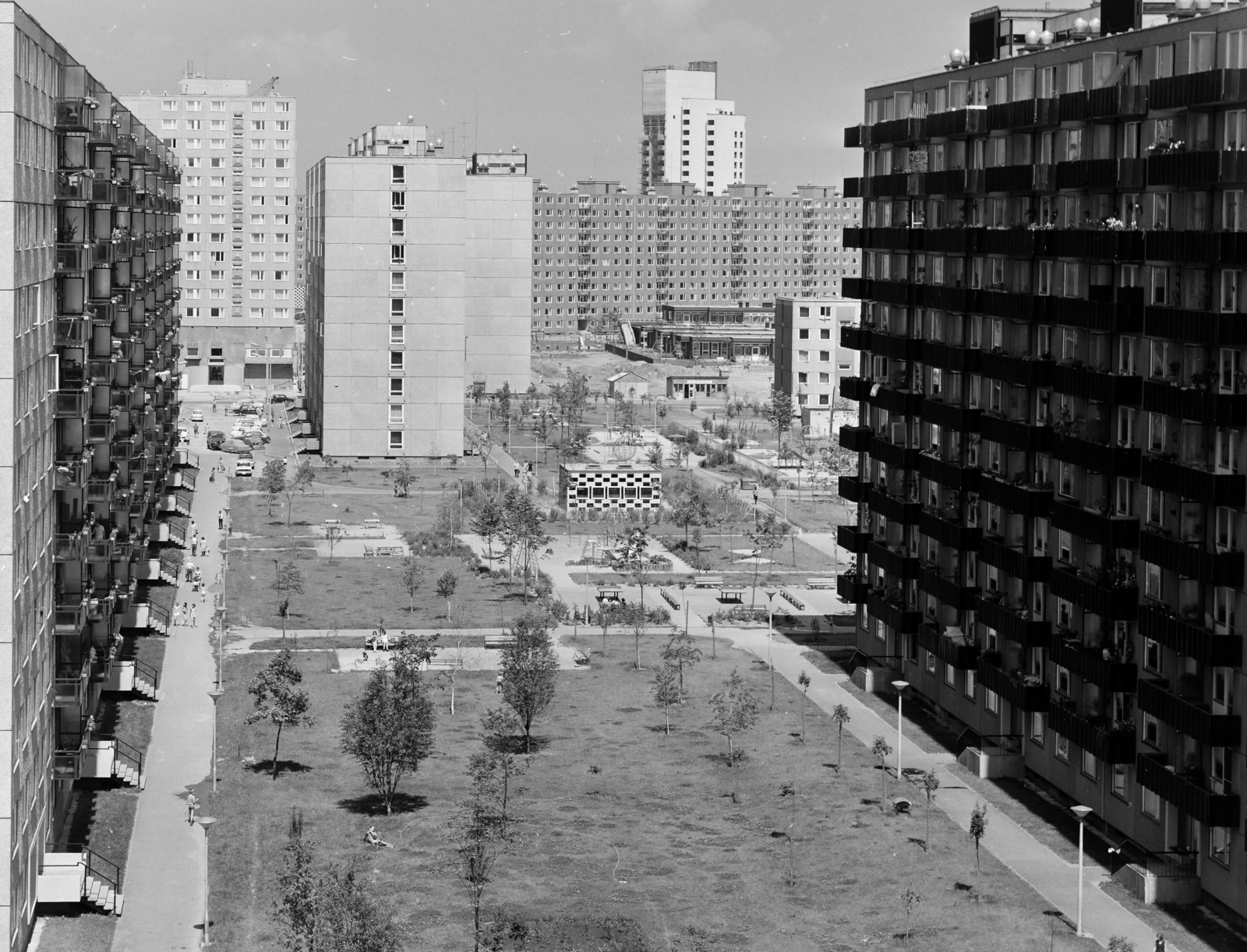 Hungary, Újpalota, Budapest XV., kilátás az Erdőkerülő utcából, szemben háttérben a Nyírpalota (Hevesi Gyula) út 71., a víztoronyház., 1975, FŐFOTÓ, Budapest, Fortepan #206728
