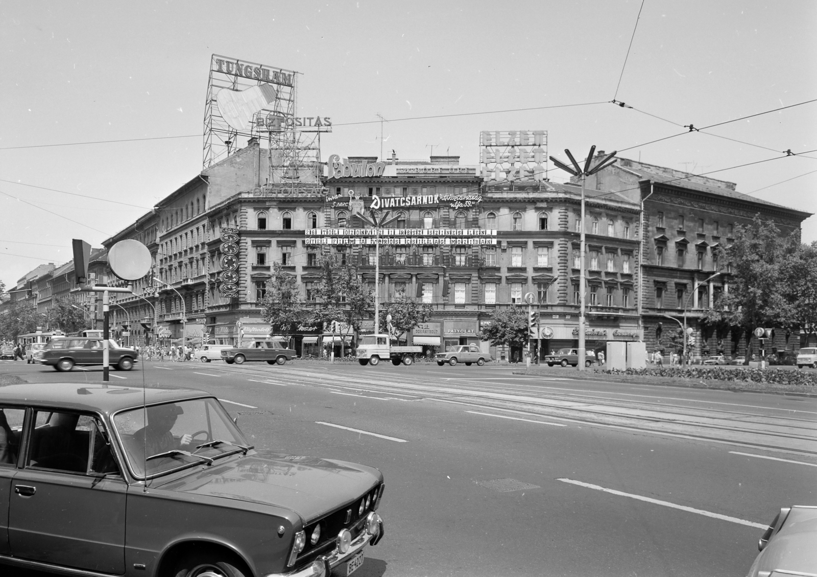 Magyarország, Budapest VI., Oktogon (November 7. tér)., 1975, FŐFOTÓ, Budapest, Fiat 125, Polski Fiat 125p, Fortepan #206731