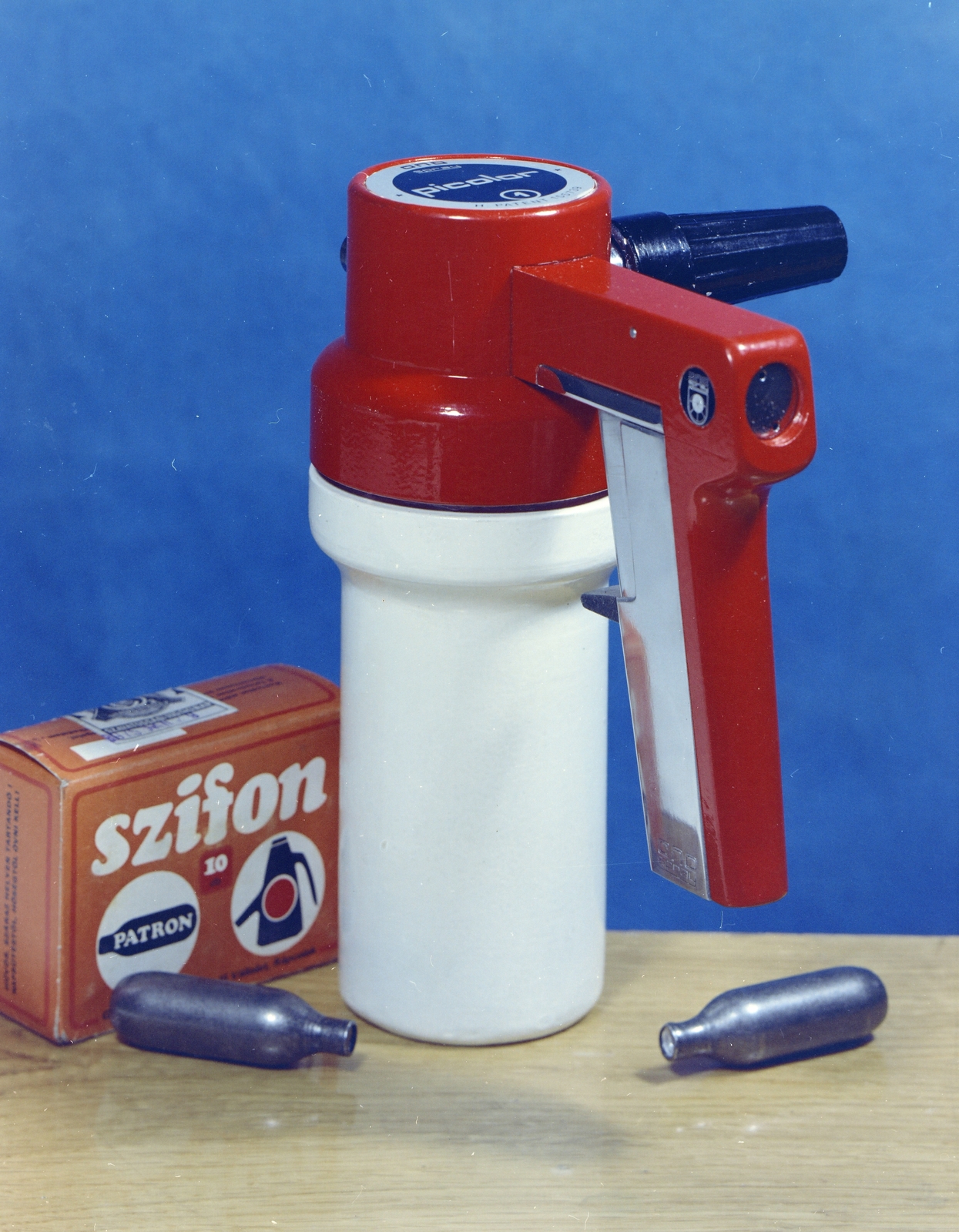 Hungary, Picolor néven, a Budapesti Nemzetközi Vásáron bemutatott, szén-dioxid hajtással / szifon patronnal működő festékszoró pisztoly mintapéldánya., 1975, FŐFOTÓ, colorful, soda siphon, Fortepan #206758