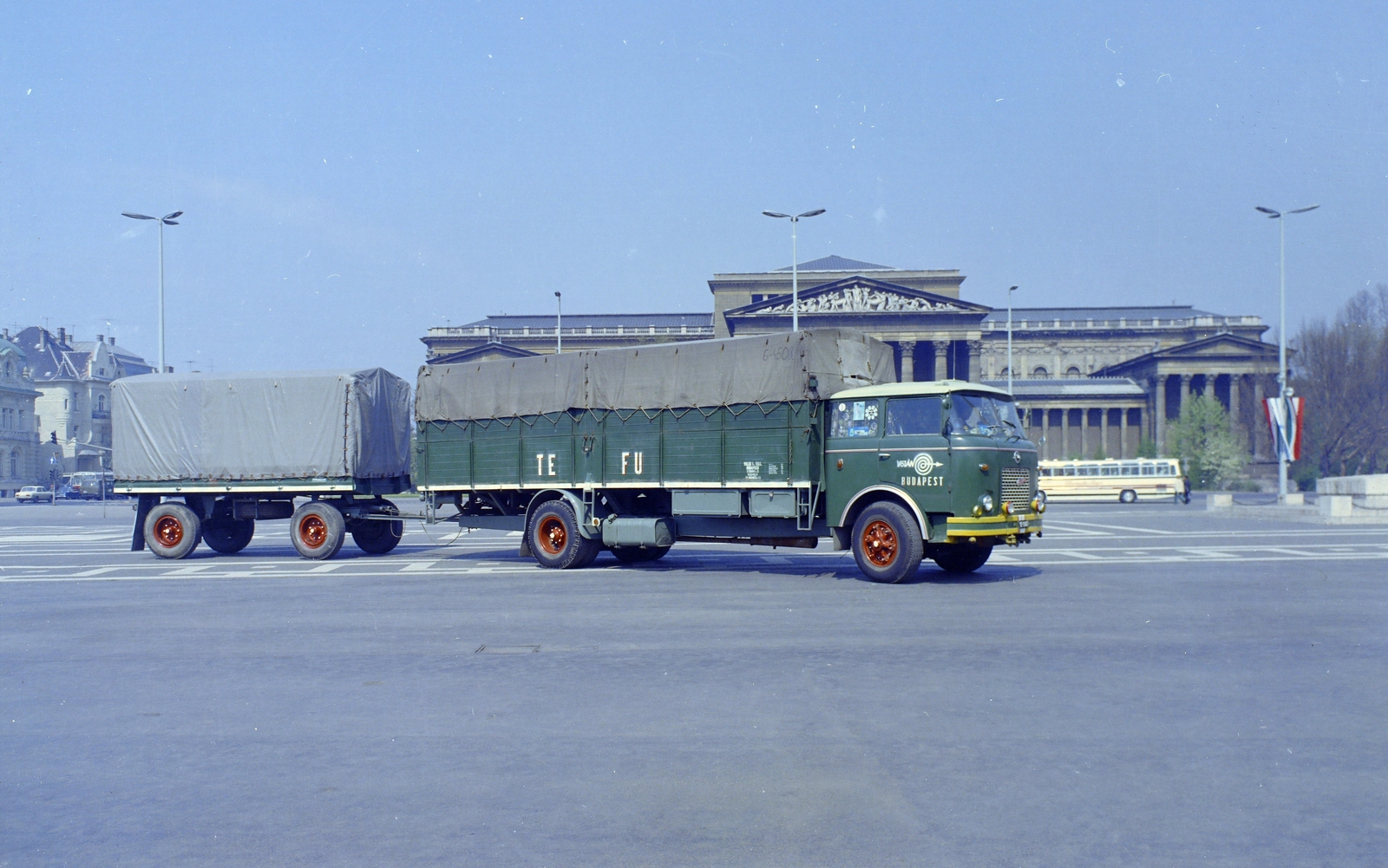 Magyarország, Budapest XIV., Hősök tere, háttérben a Szépművészeti Múzeum., 1975, FŐFOTÓ, színes, teherautó, Skoda-márka, pótkocsi, Budapest, Fortepan #206759