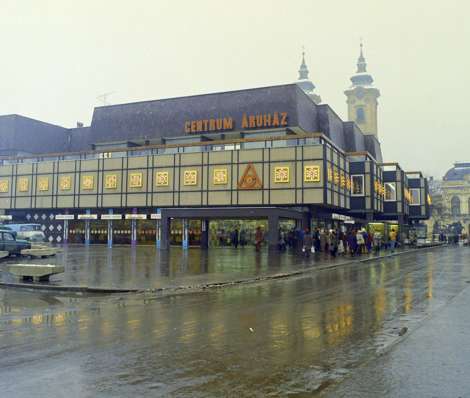 Hungary, Eger, Zalár József utca, a Centrum Áruház mögött a Dobó István téren álló Minorita templom tornyai., 1975, FŐFOTÓ, colorful, Fortepan #206761