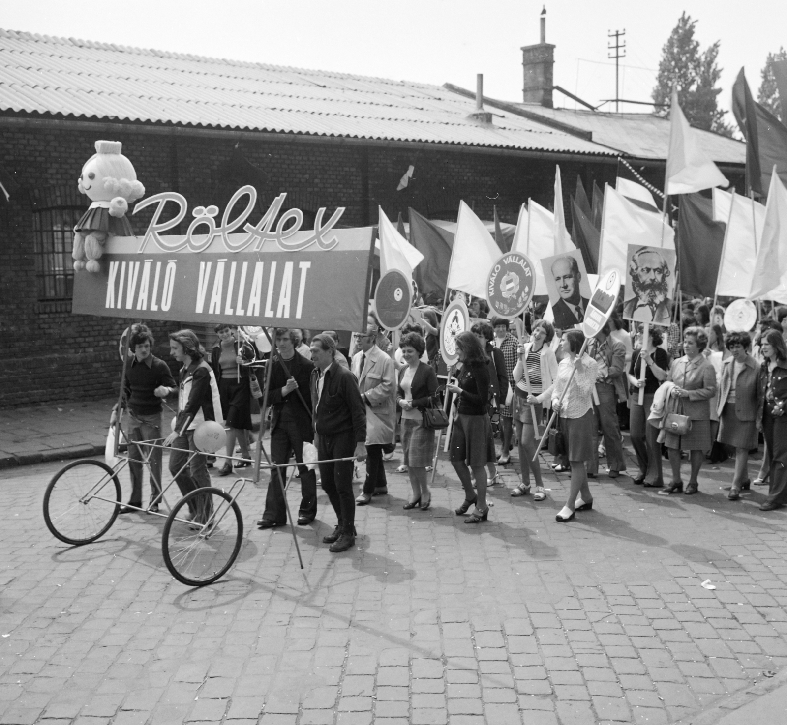 Hungary, Budapest VII.,Budapest VIII., Verseny utca, május 1-i felvonulás résztvevői a MÁV Keleti pályaudvari raktárépületei előtt., 1975, FŐFOTÓ, Röltex-brand, Budapest, Fortepan #206768