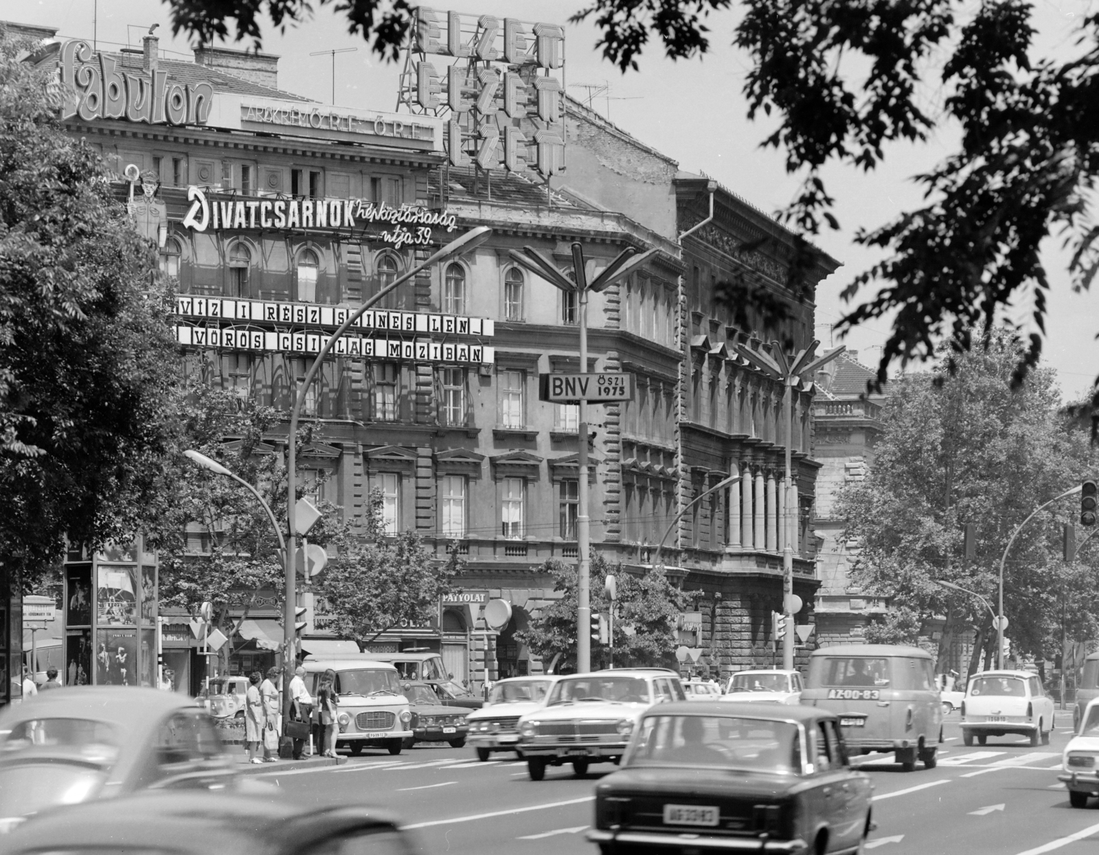 Magyarország, Budapest VI., Oktogon (November 7. tér), szemben jobbra az Andrássy út (Népköztársaság útja) az Eötvös utca felé nézve., 1975, FŐFOTÓ, Budapest, forgalom, Fortepan #206774