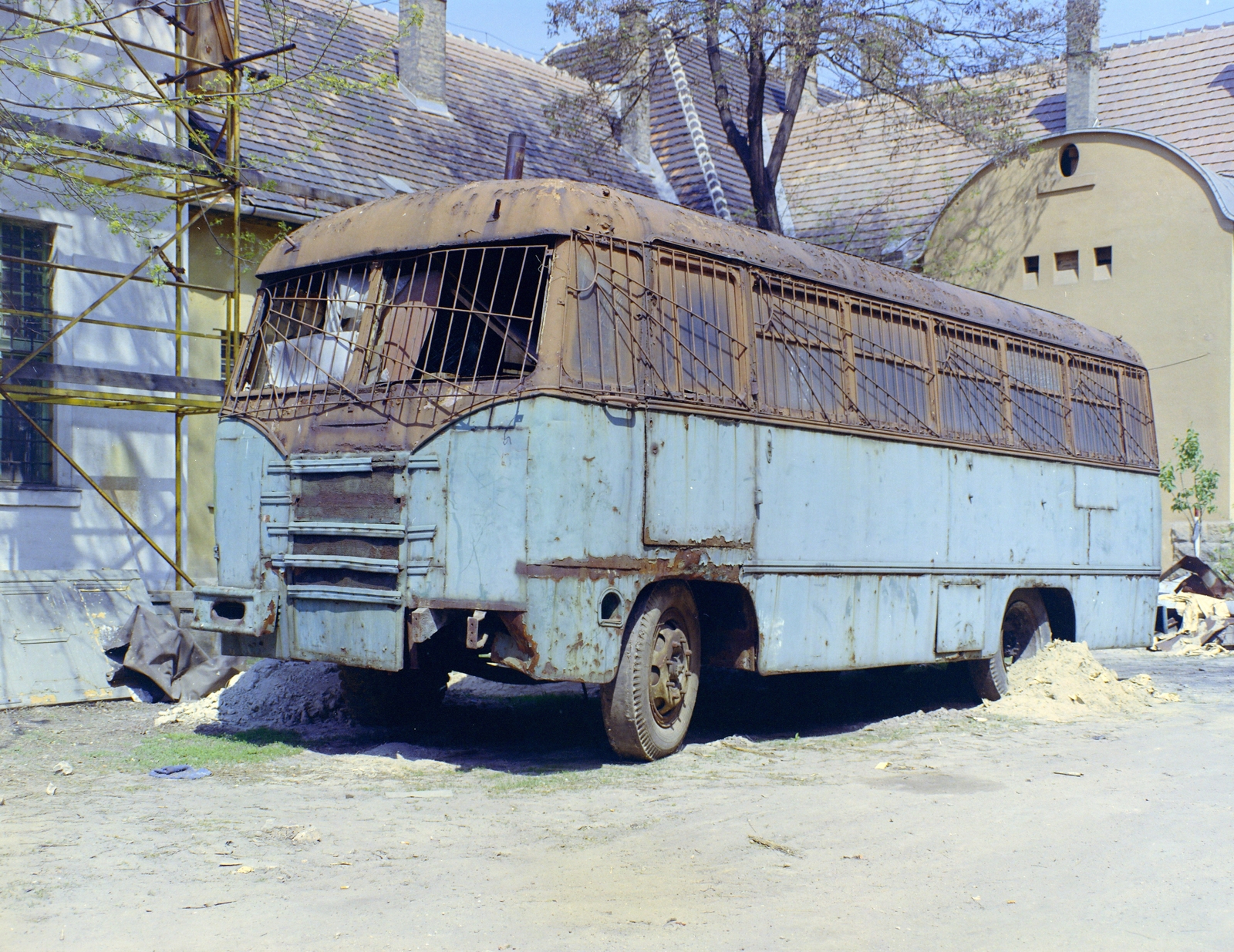 Magyarország, Budapest XIX., a Bercsényi utca 18-as számú ház udvara, a Fővárosi XIX., XVIII. és XX. Kerületi Ingatlankezelő Vállalat egyik telephelye., 1975, FŐFOTÓ, színes, Budapest, Fortepan #206780