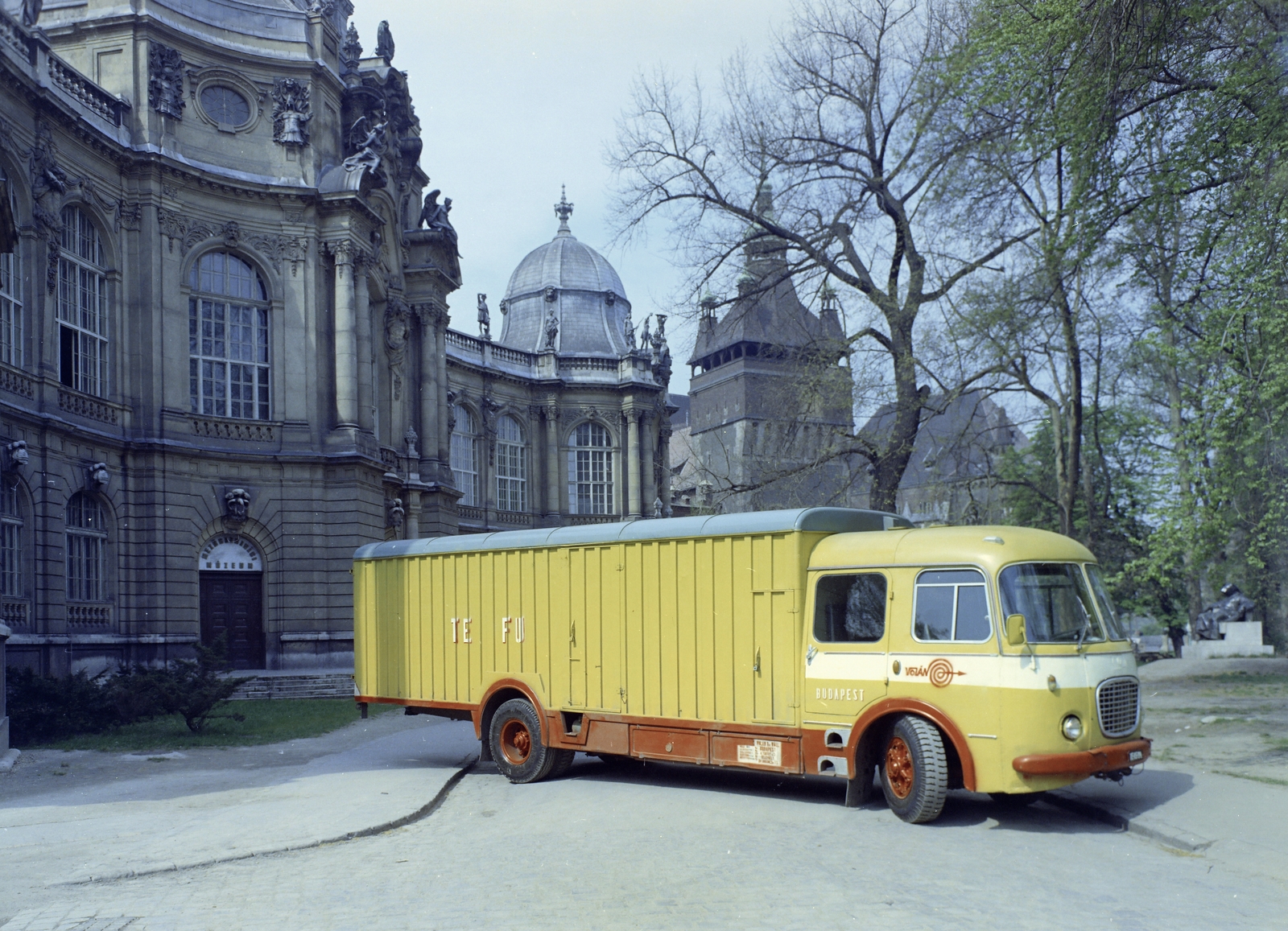 Magyarország, Városliget, Budapest XIV., Vajdahunyad vára, egy Skoda 706 RTO típusú teherautó a Mezőgazdasági Múzeum előtt., 1975, FŐFOTÓ, színes, Skoda-márka, Volán-szervezet, TEFU-szervezet, Skoda 706 RTO, Budapest, Fortepan #206783