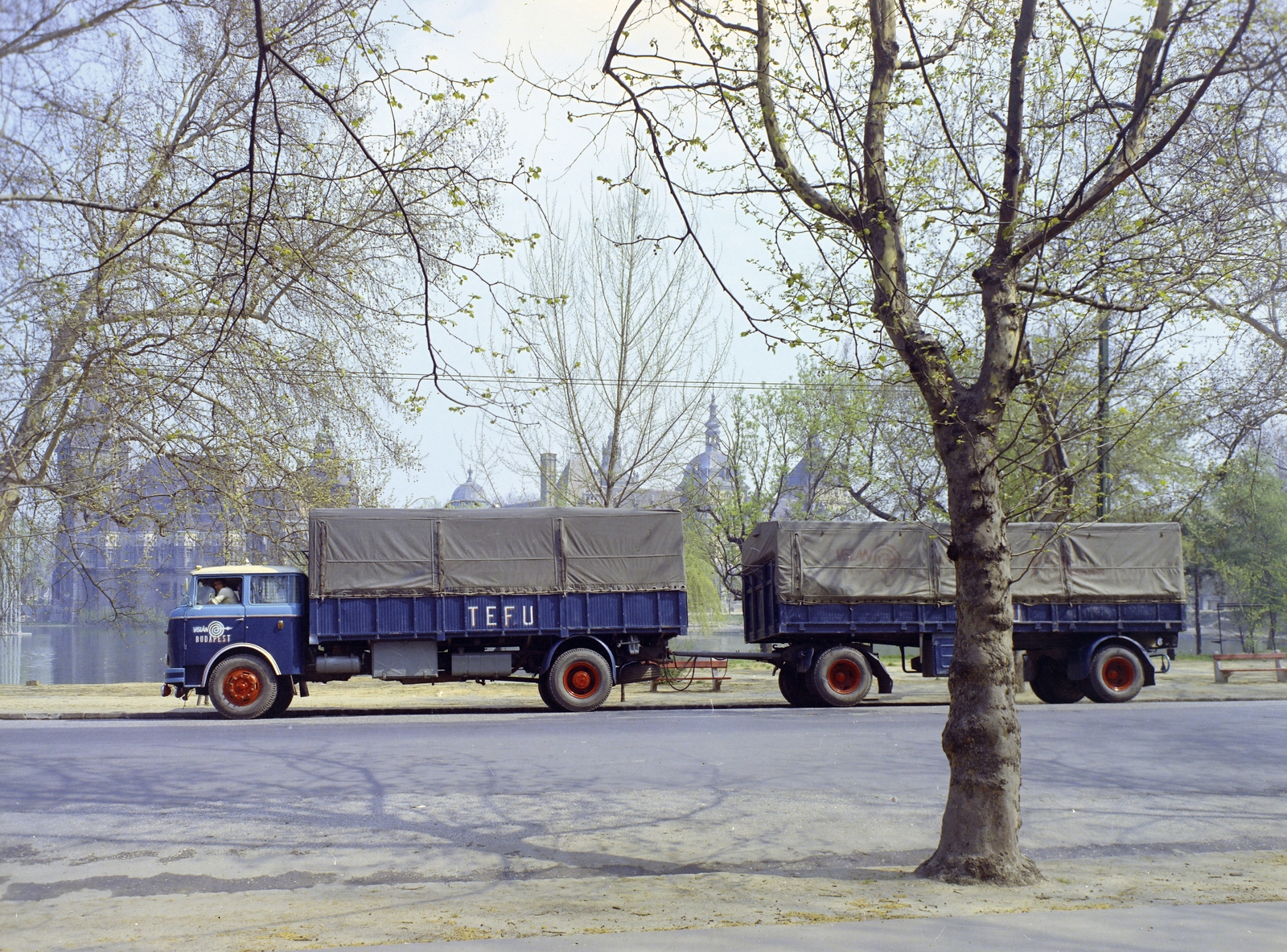 Magyarország, Városliget, Budapest XIV., Olof Palme sétány (Népstadion út), háttérben a Városligeti-tó és a Vajdahunyad vára. Skoda 706 RT/MT típusú teherautó., 1975, FŐFOTÓ, teherautó, Skoda-márka, Skoda 706 RT/MT, Budapest, Fortepan #206784