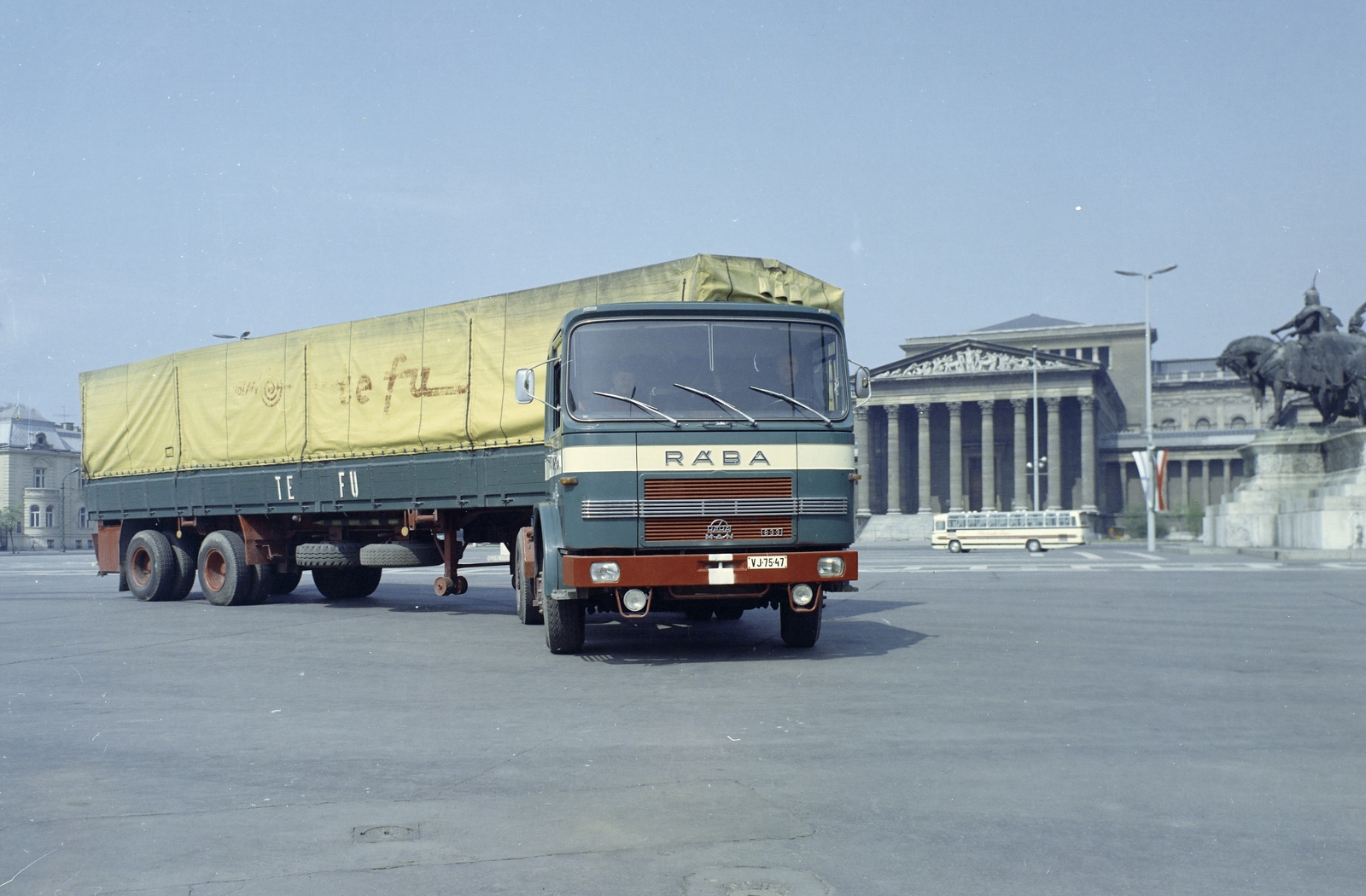 Magyarország, Budapest XIV., Hősök tere, háttérben a Szépművészeti Múzeum, jobbra a Millenniumi emlékmű., 1975, FŐFOTÓ, színes, Rába-márka, rendszám, Budapest, Rába 833, Fortepan #206785