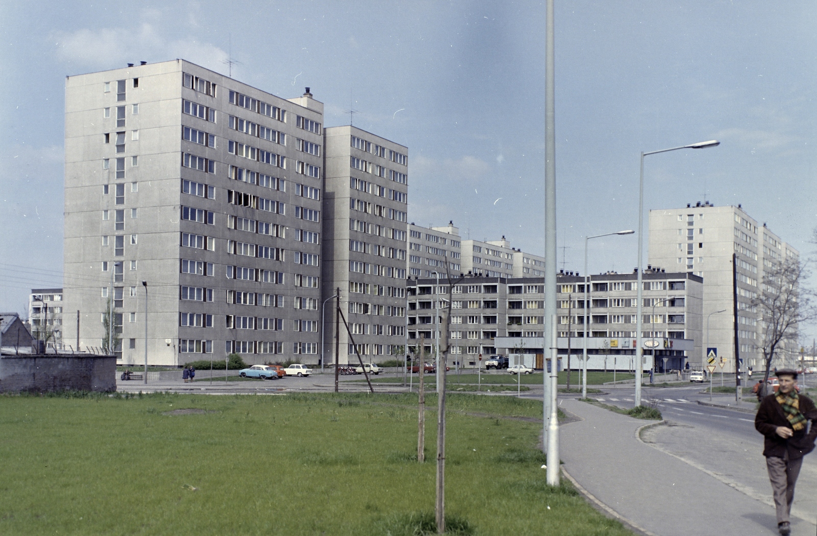 Magyarország, Budapest XIV., Füredi utcai lakótelep, Szentmihályi út a Füredi utca kereszteződése felé nézve, jobbra a Csertő utca., 1975, FŐFOTÓ, színes, Budapest, Fortepan #206787