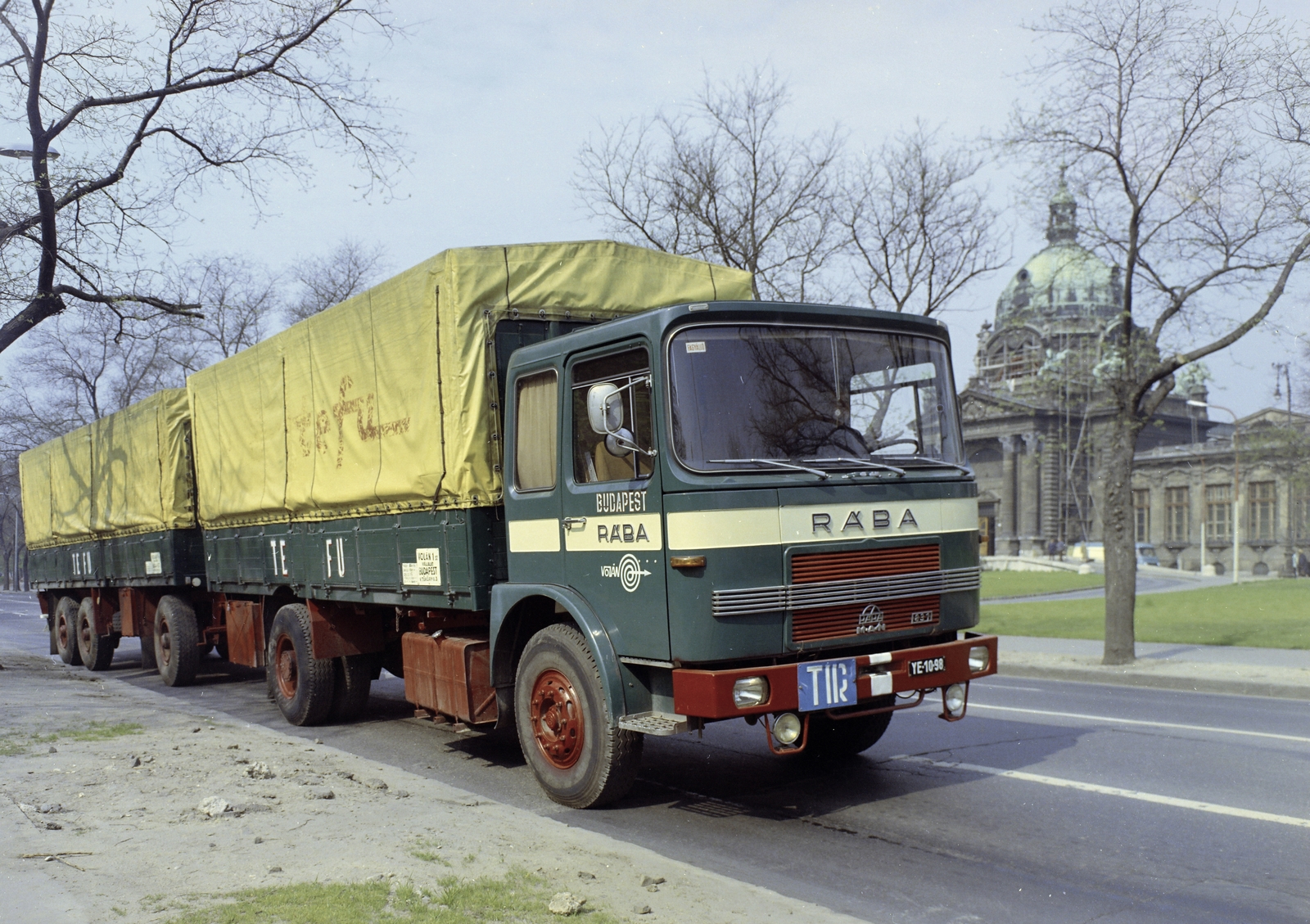 Hungary, Budapest XIV., Kós Károly sétány (Városligeti Népköztársaság útja) a Széchenyi fürdő felő nézve. Rába 831 típusú teherautó., 1975, FŐFOTÓ, colorful, commercial vehicle, Rába-brand, number plate, Volán organisation, Budapest, Rába 831, trailer, Fortepan #206789