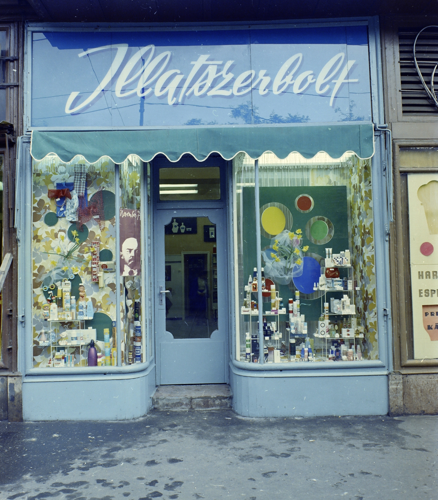 Magyarország, Budapest IV., István (Bajcsy-Zsilinszky) út 12., Illatszerbolt., 1975, FŐFOTÓ, színes, kirakat, Lenin-ábrázolás, illatszerbolt, Budapest, Fortepan #206793