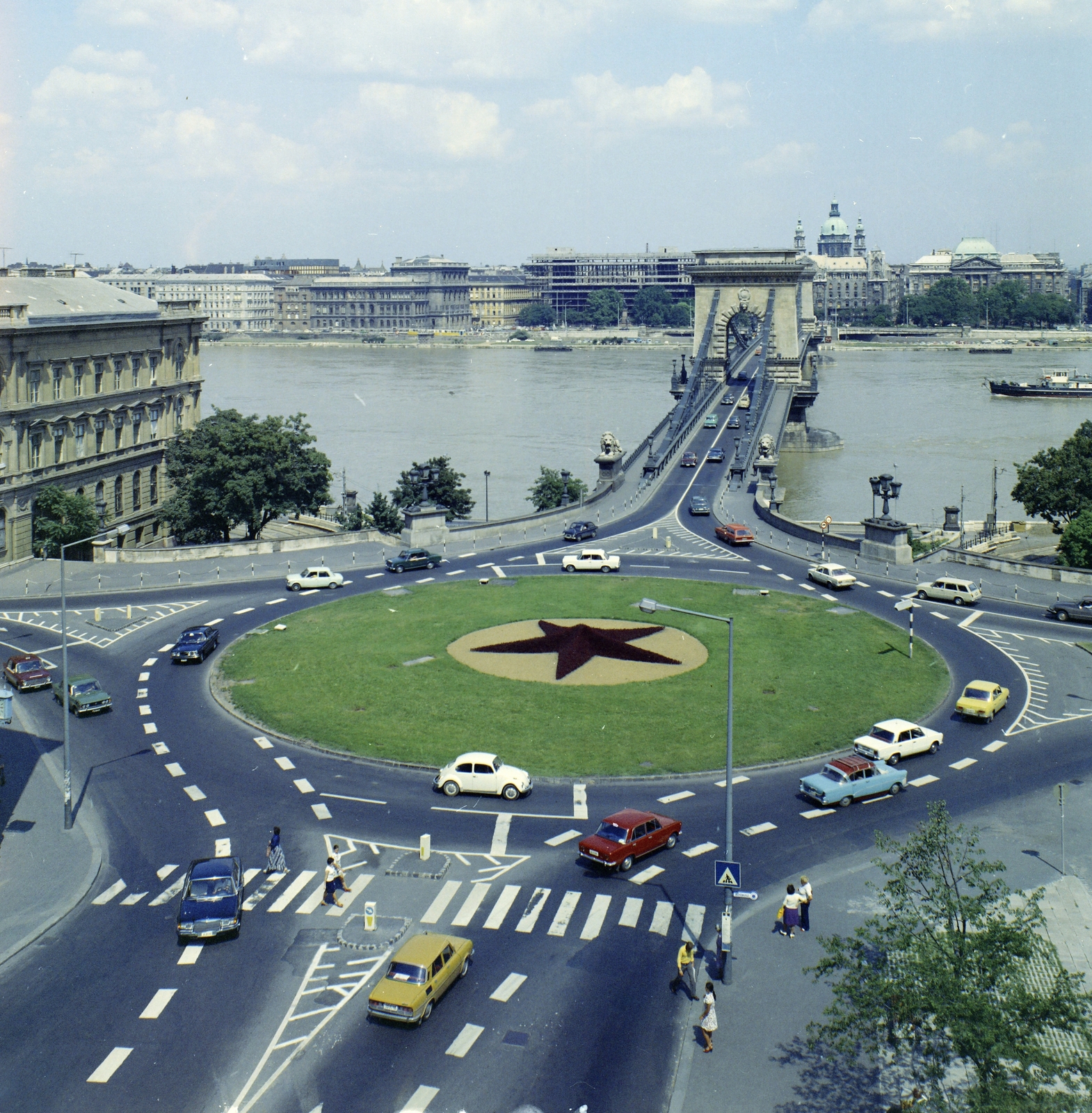 Magyarország, Budapest I., Clark Ádám tér és a Széchenyi Lánchíd., 1975, FŐFOTÓ, színes, Budapest, gyalogátkelő, forgalom, Fortepan #206798