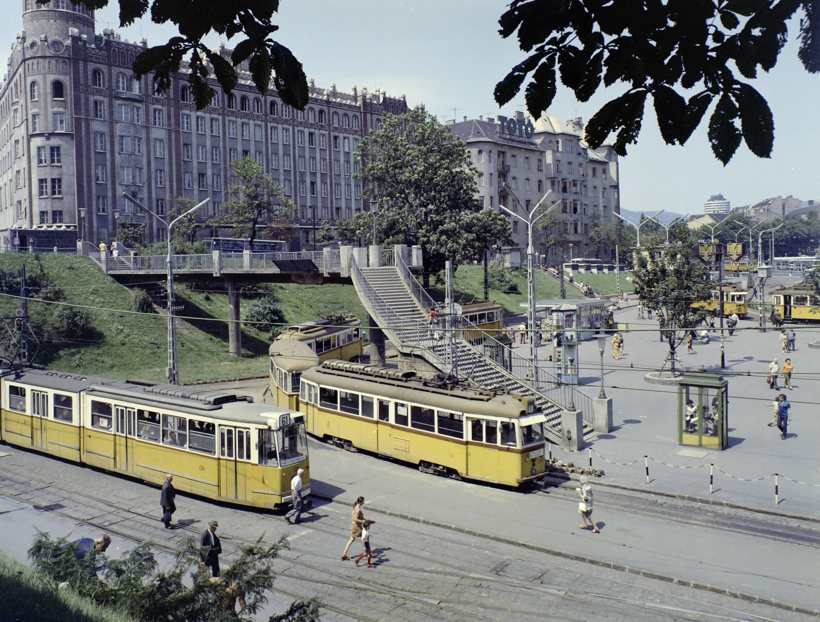 Magyarország, Budapest II.,Budapest XII., Széll Kálmán (Moszkva) tér, háttérben balra a Postapalota., 1975, FŐFOTÓ, színes, villamos, Budapest, Best of, Fortepan #206800