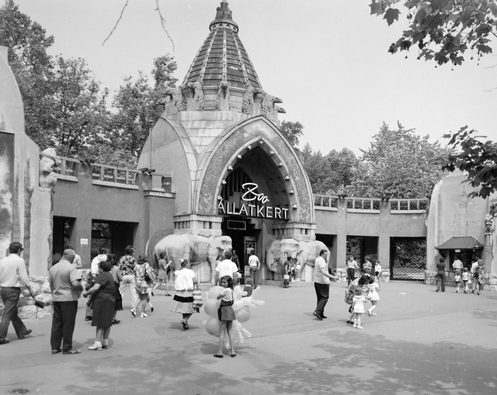Hungary, Zoo, Budapest XIV., főbejárat., 1975, FŐFOTÓ, zoo, Budapest, elephant, Fortepan #206801
