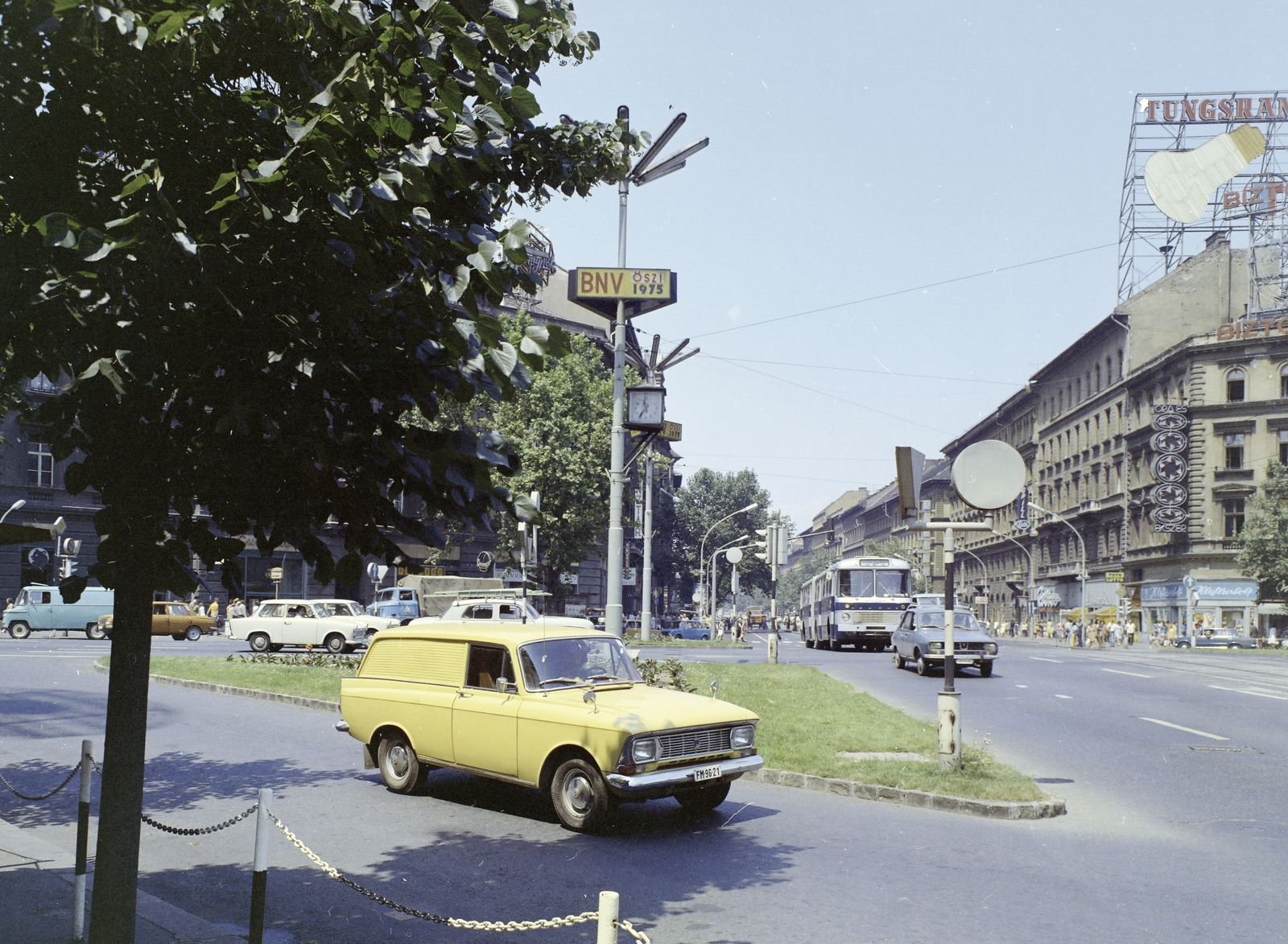 Magyarország, Budapest VI., Oktogon (November 7. tér)., 1975, FŐFOTÓ, Budapest, rendszám, Ikarus 180, köztéri óra, Moszkvics 433/434, Dacia 1300, Fortepan #206807