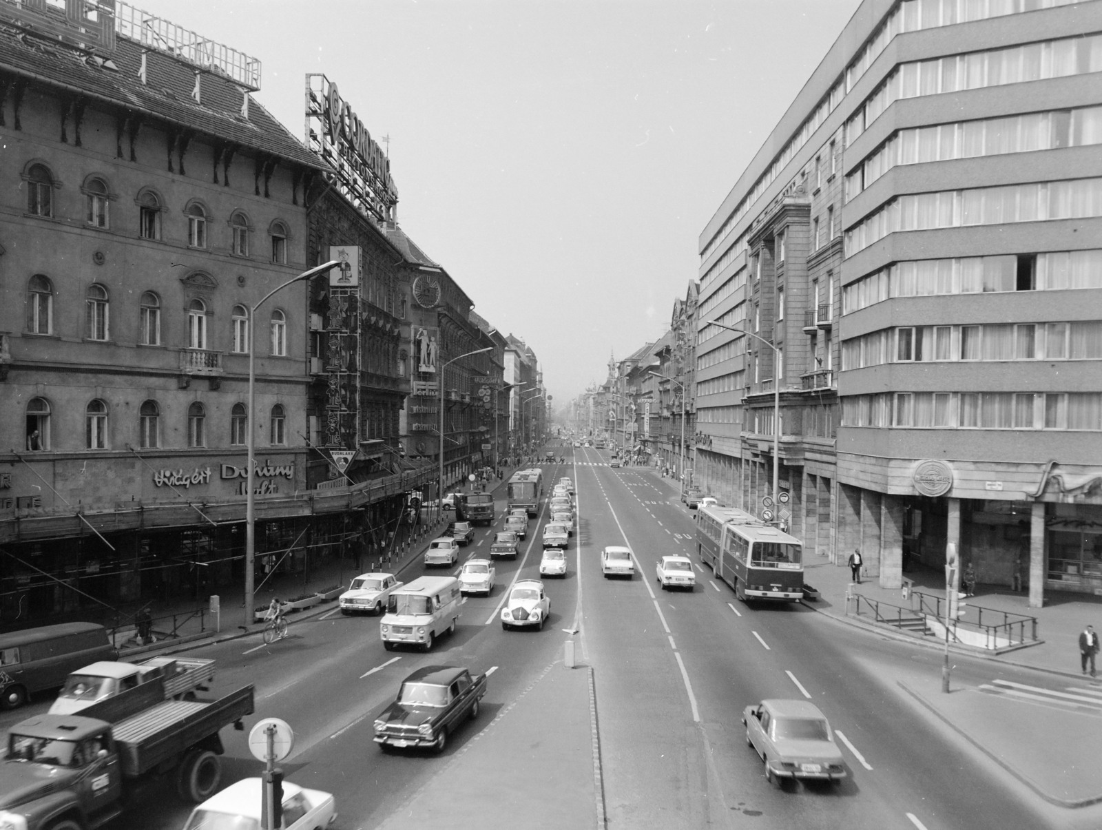 Magyarország, Budapest VII.,Budapest VIII., Baross tér, a Rákóczi út a Fiumei (Mező Imre) út és Rottenbiller utca közötti felüljáróról nézve., 1975, FŐFOTÓ, Budapest, forgalom, Fortepan #206808