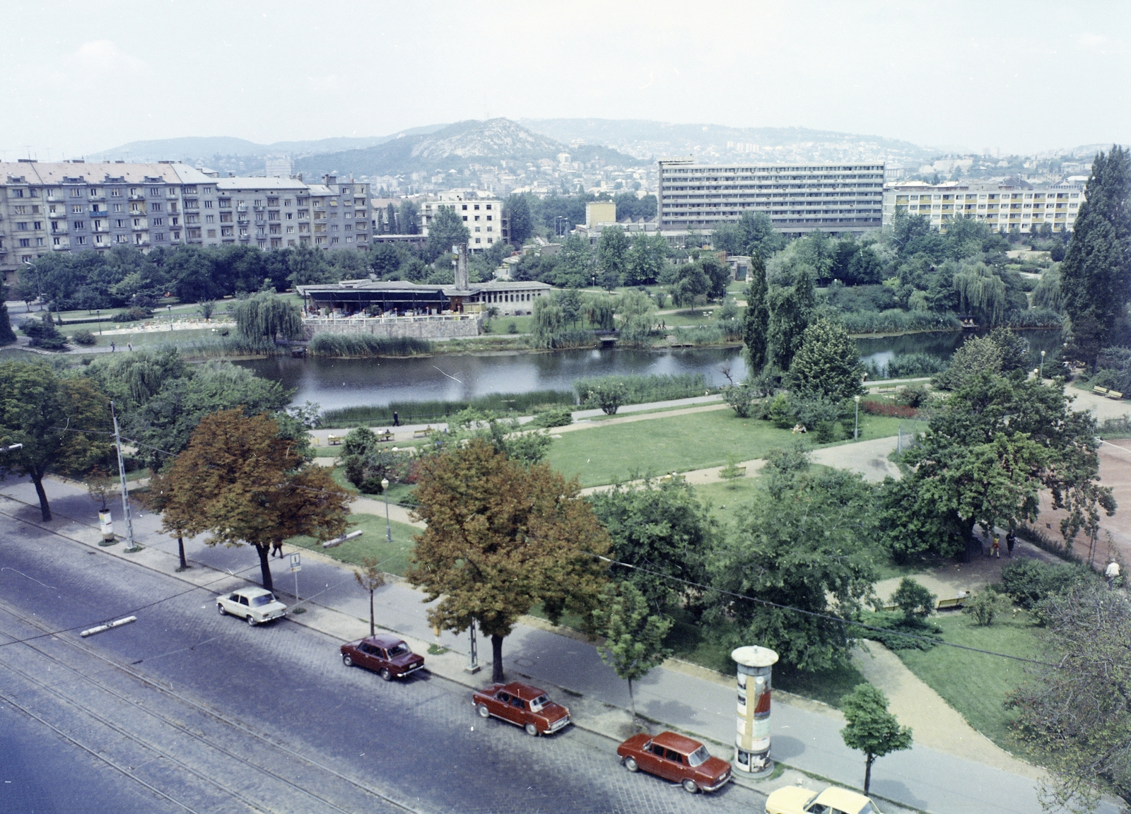 Magyarország, Budapest XI., Bartók Béla út a Feneketlen-tó felé nézve, balra a háttérben az Edömér utca házsora, középen a Park Étterem, jobbra a Sport (később Flamenco) szálló., 1975, FŐFOTÓ, Budapest, parkoló, Fortepan #206809