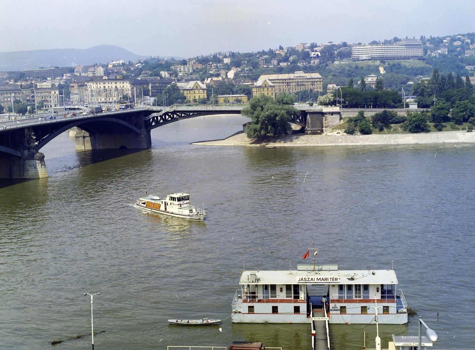 Magyarország, Budapest XIII.,Budapest II., Jászai Mari tér, kilátás Buda felé, előtérben a Margit híd és a szigeti lejáró., 1975, FŐFOTÓ, hajó, színes, hajóállomás, Budapest, Fortepan #206810