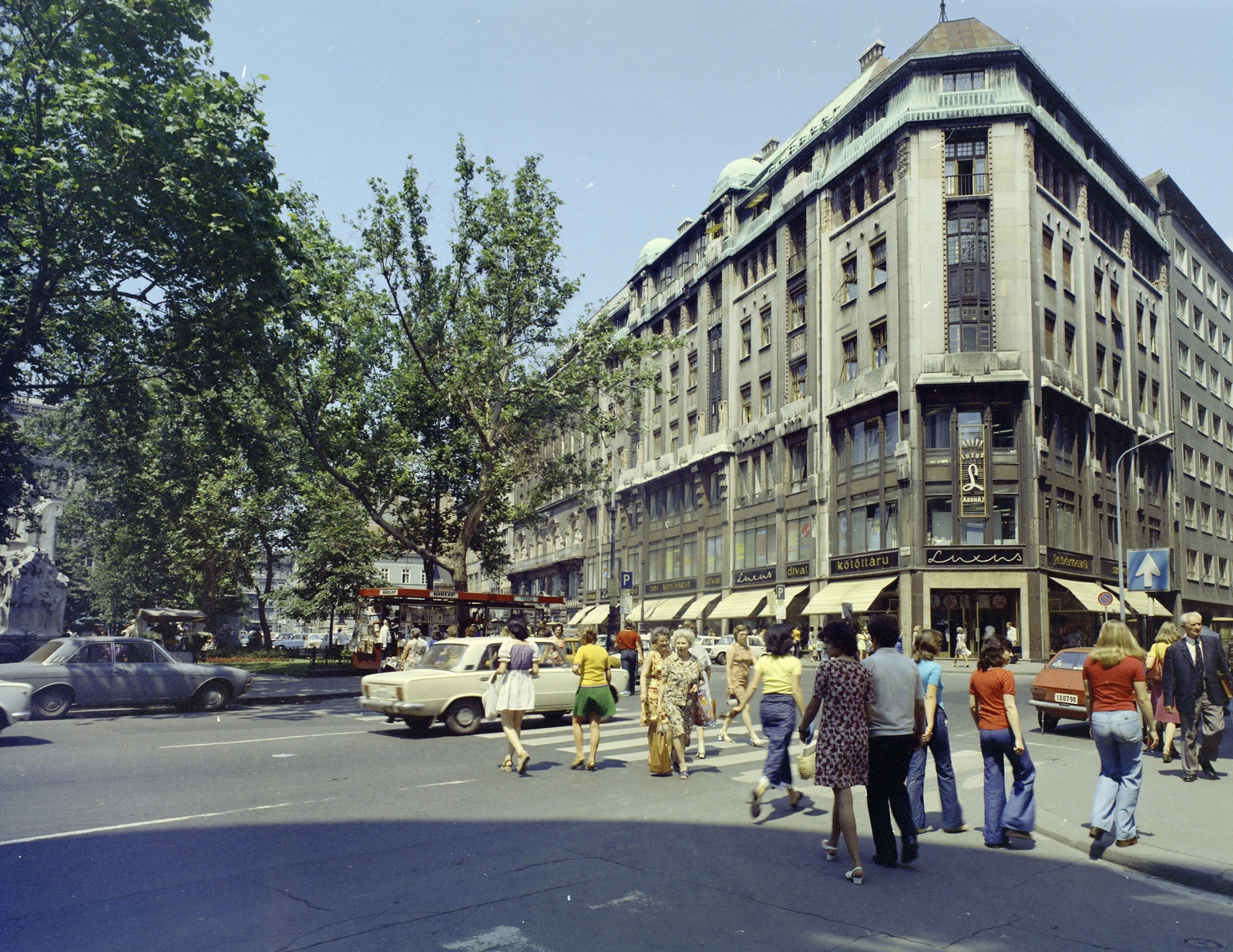 Magyarország, Budapest V., Vörösmarty tér, Luxus Áruház a Váci utcától nézve., 1975, FŐFOTÓ, színes, Budapest, Fortepan #206813