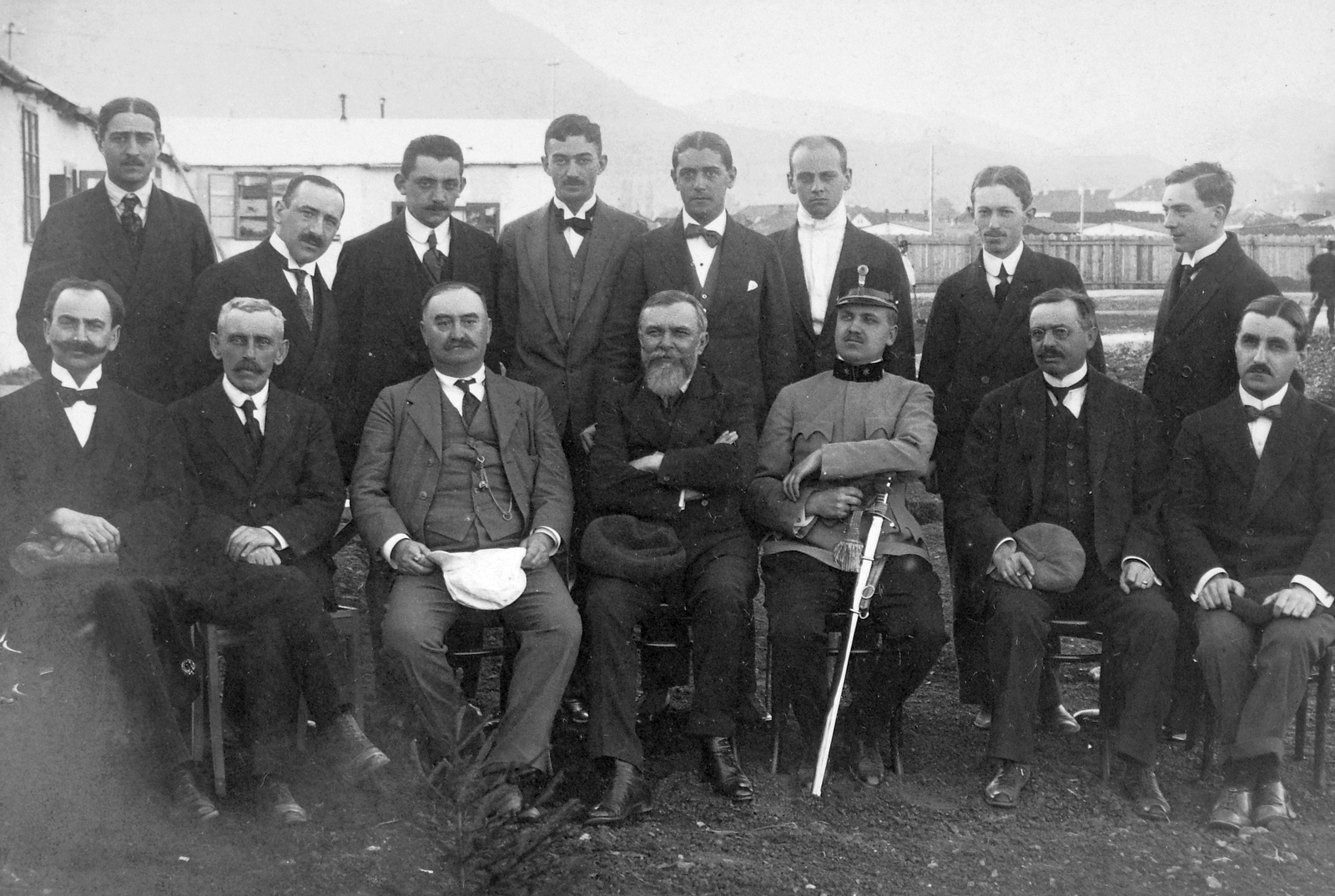 Szlovákia, Rózsahegy, a felvétel az első világháború alatt, a barakk kórház területén készült., 1917, Fortepan, egyenruha, udvar, csoportkép, férfiak, kard, Fortepan #20682