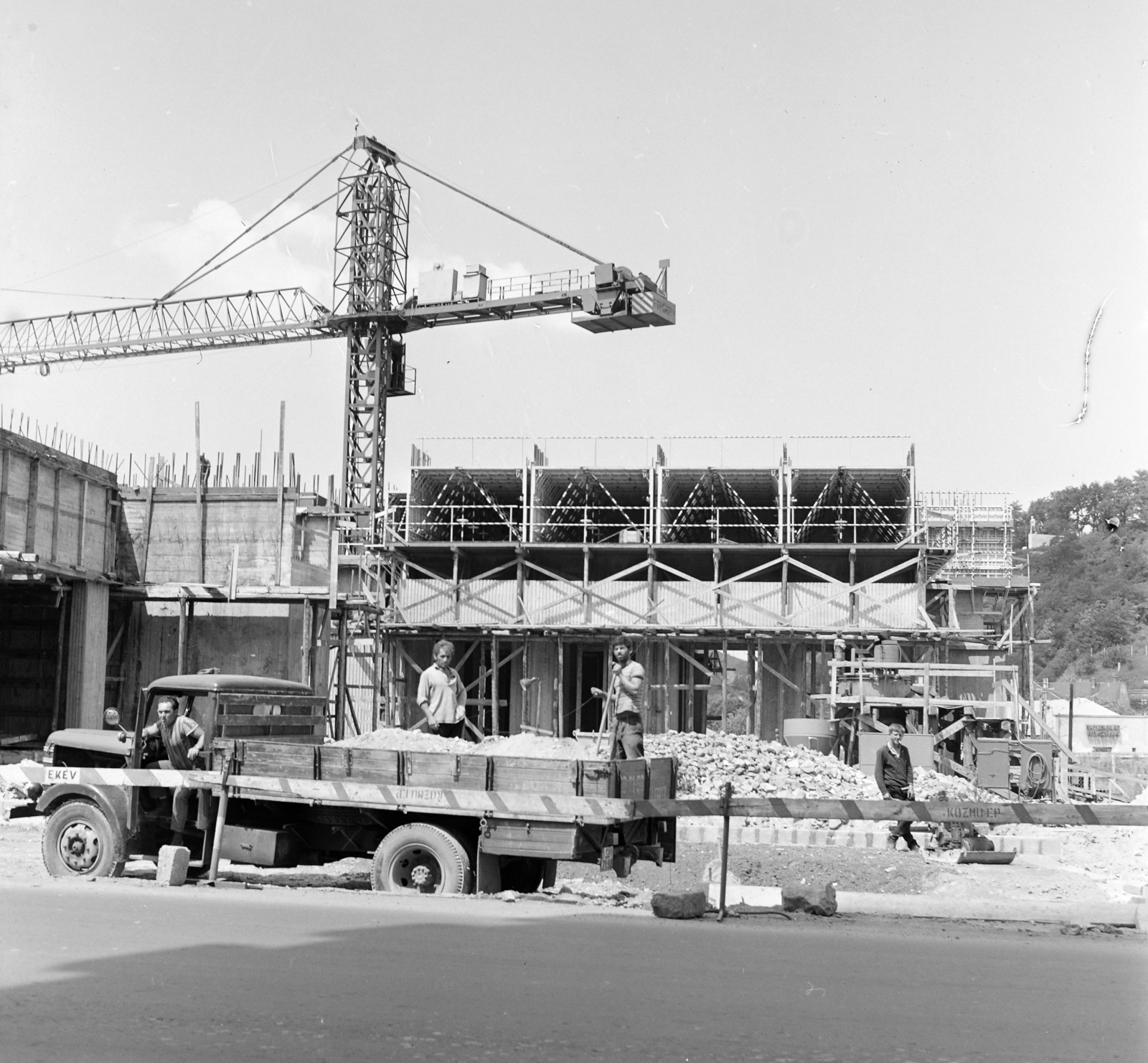 Hungary, Salgótarján, Rákóczi út, a felvétel a garzonházak építési területén készült., 1970, FŐFOTÓ, construction, Fortepan #206820