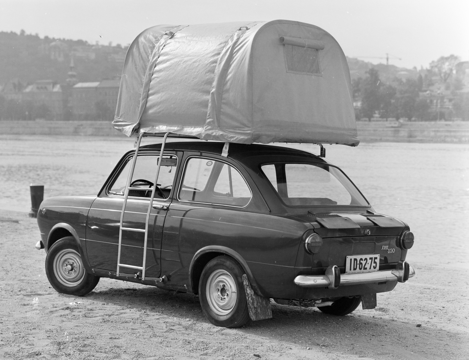 Magyarország, Budapest V.,Budapest I., pesti alsó rakpart, Fiat 850-es személygépkocsira szerelt, házi kivitelezésű tetősátor, "mozgó szálloda". A Duna túlpartján a Várkert (Groza Péter) rakpart házai., 1975, FŐFOTÓ, Fiat-márka, rendszám, Fiat 850, Budapest, sátor, létra, Fortepan #206823