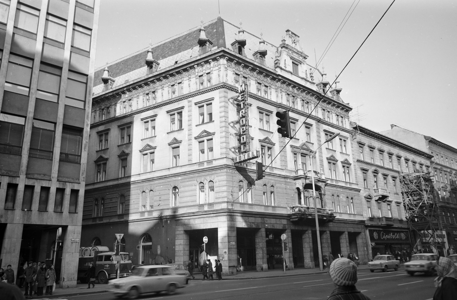 Magyarország, Budapest VII., Rákóczi út 58. Metropol szálló. Balra az Osvát utca., 1975, FŐFOTÓ, Budapest, Fortepan #206829