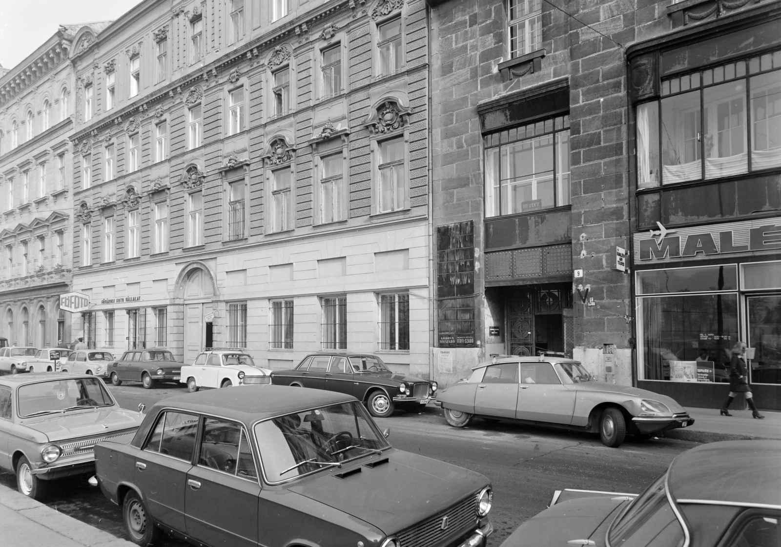 Magyarország, Budapest V., Dorottya utca, a 13., 11. és 9-es számú ház., 1975, FŐFOTÓ, Budapest, Volvo 164, Citroen DS, Fortepan #206839