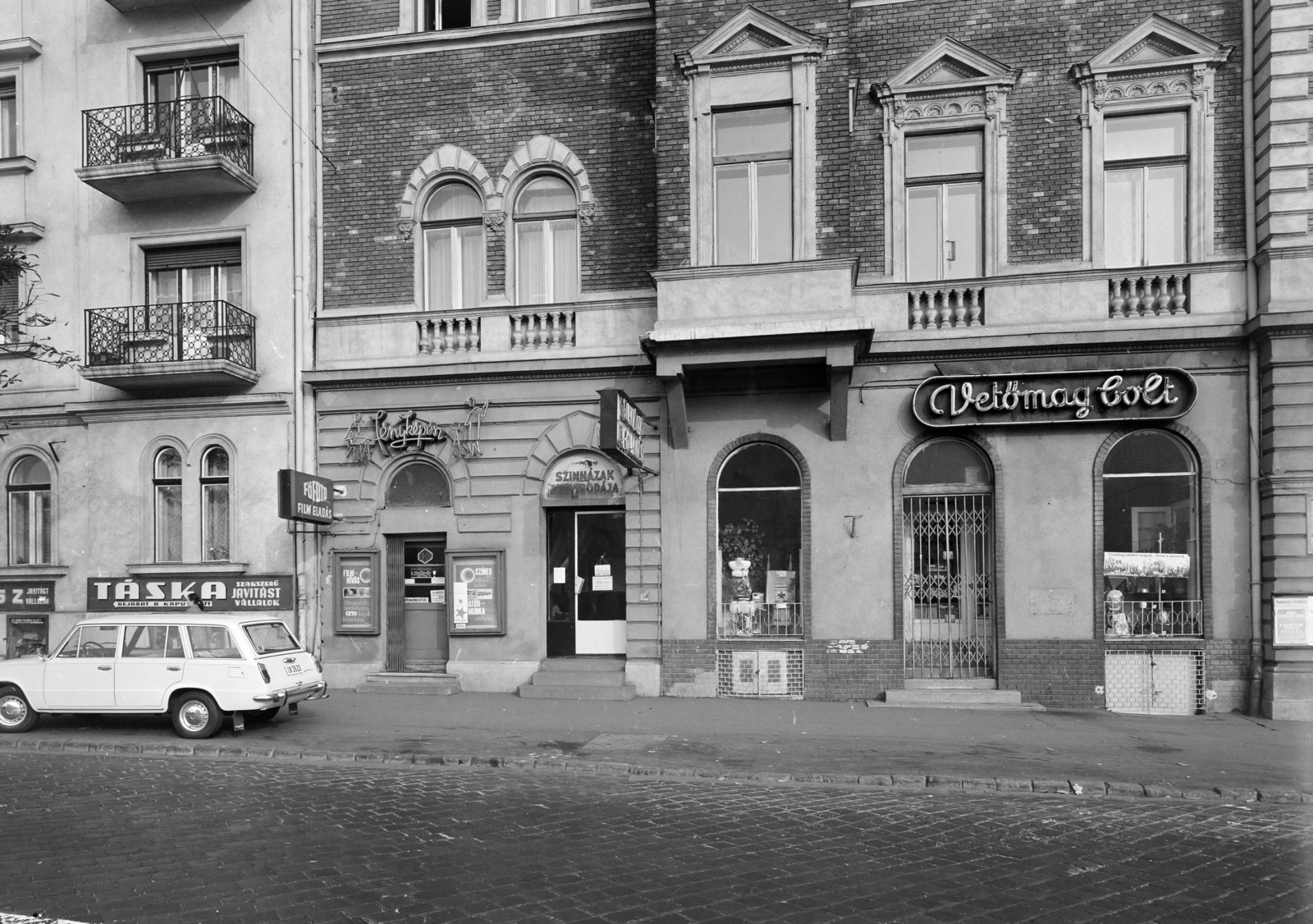 Magyarország, Budapest II., Széll Kálmán (Moszkva) tér, szemben a 4-es és 3-as számú ház., 1975, FŐFOTÓ, Budapest, VAZ 2102, Fortepan #206845