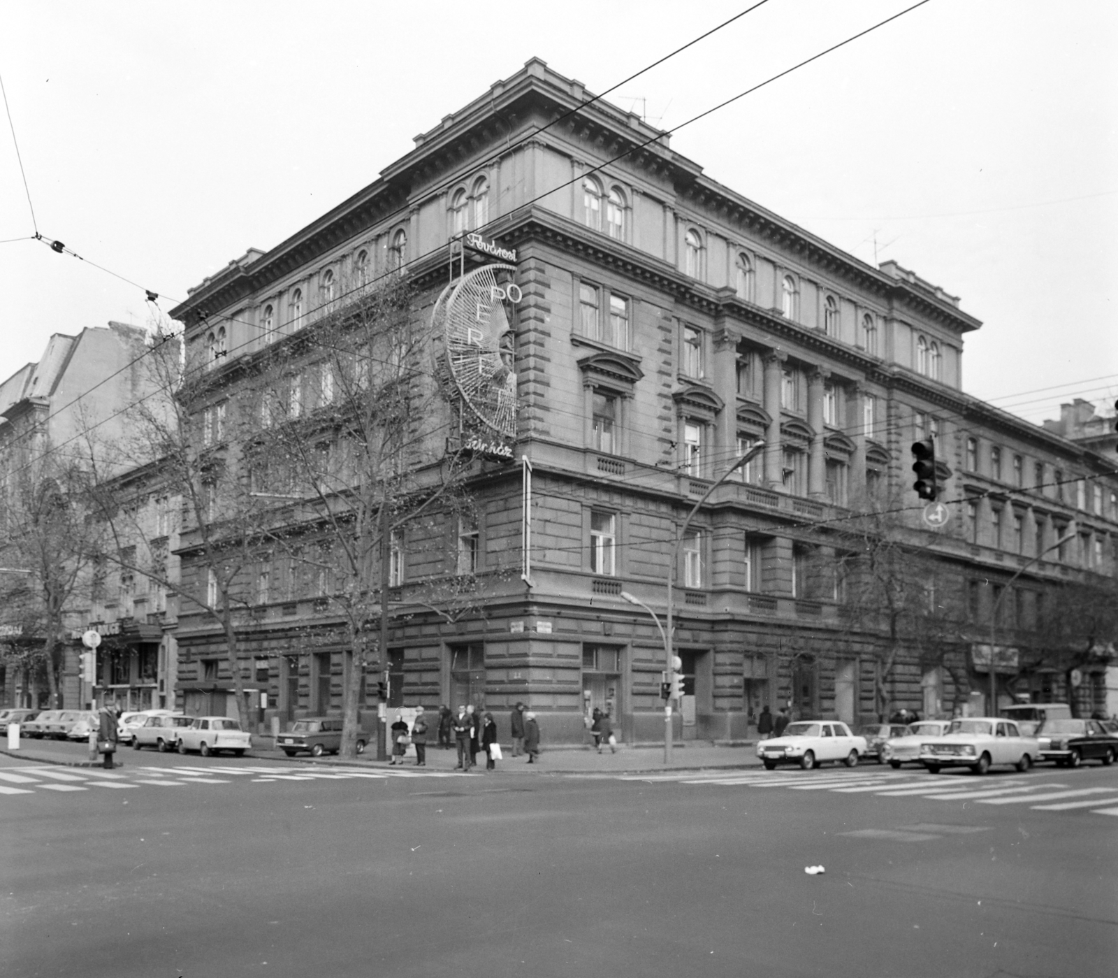 Magyarország, Budapest VI., az Andrássy út (Népköztársaság útja) 32-es számú ház a Nagymező utca sarkán., 1975, FŐFOTÓ, Budapest, forgalom, Fortepan #206854