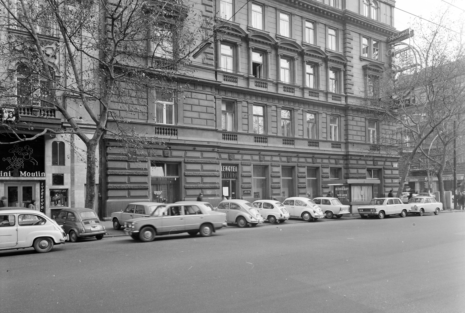 Magyarország, Budapest VI., Nagymező utca, jobbra sarkon az Andrássy út (Népköztársaság útja) 32-es számú ház oldalhomlokzata., 1975, FŐFOTÓ, Budapest, Polski Fiat 125p, Fortepan #206857