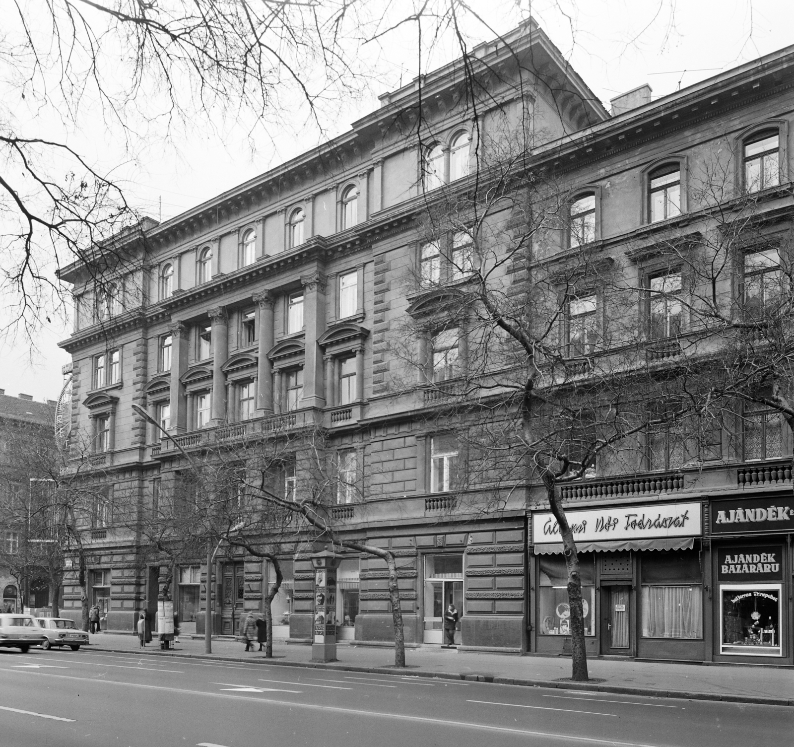Magyarország, Budapest VI., az Andrássy út (Népköztársaság útja) 32-es számú ház, balra a Nagymező utca., 1975, FŐFOTÓ, Budapest, Fortepan #206858