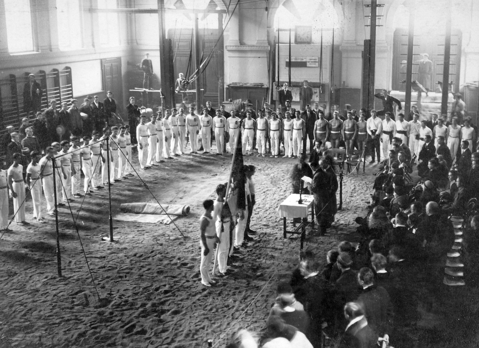 Hungary, Budapest VIII., Szentkirályi utca 26., a Nemzeti Torna Egylet csarnoka, a Budapest székesfőváros testnevelési felügyelősége levente tornászbajnoki versenyének eredményhirdetése., 1930, Fortepan, Budapest, Fortepan #20688