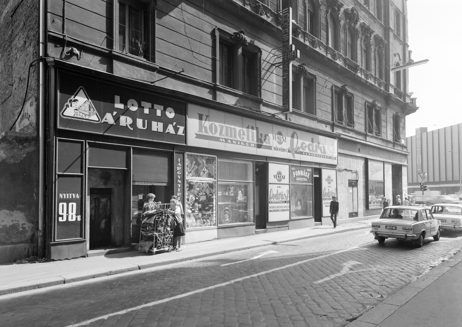 Magyarország, Budapest VII.,Budapest VIII., Klauzál utca, szemben a Blaha Lujza téren a Corvin Áruház., 1976, FŐFOTÓ, Budapest, Fortepan #206893